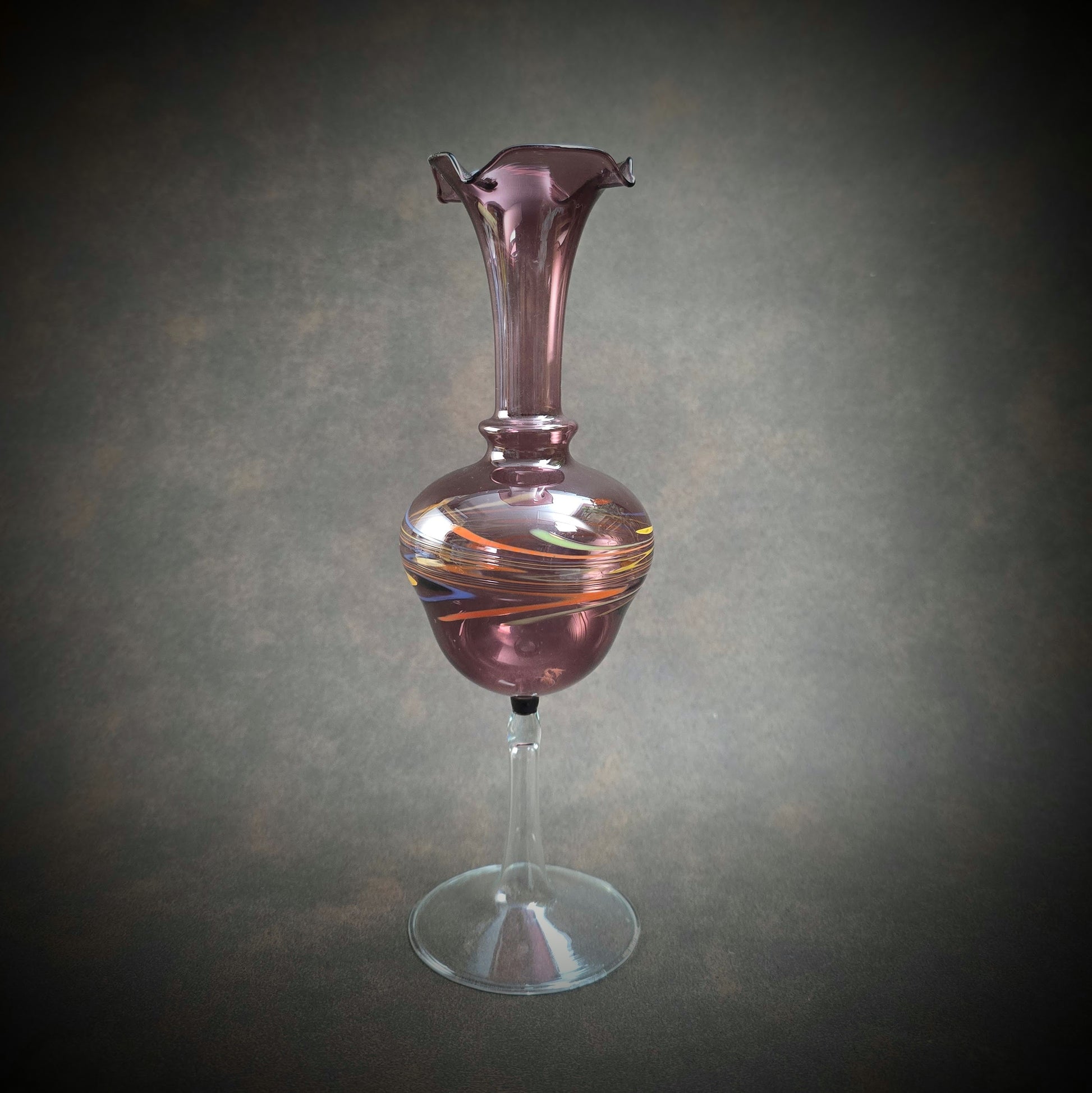Handgeformte Vintage-Vase aus Glas mit bunten Farbwirbeln. Aus den 1970er Jahren – dekorativ & einzigartig.