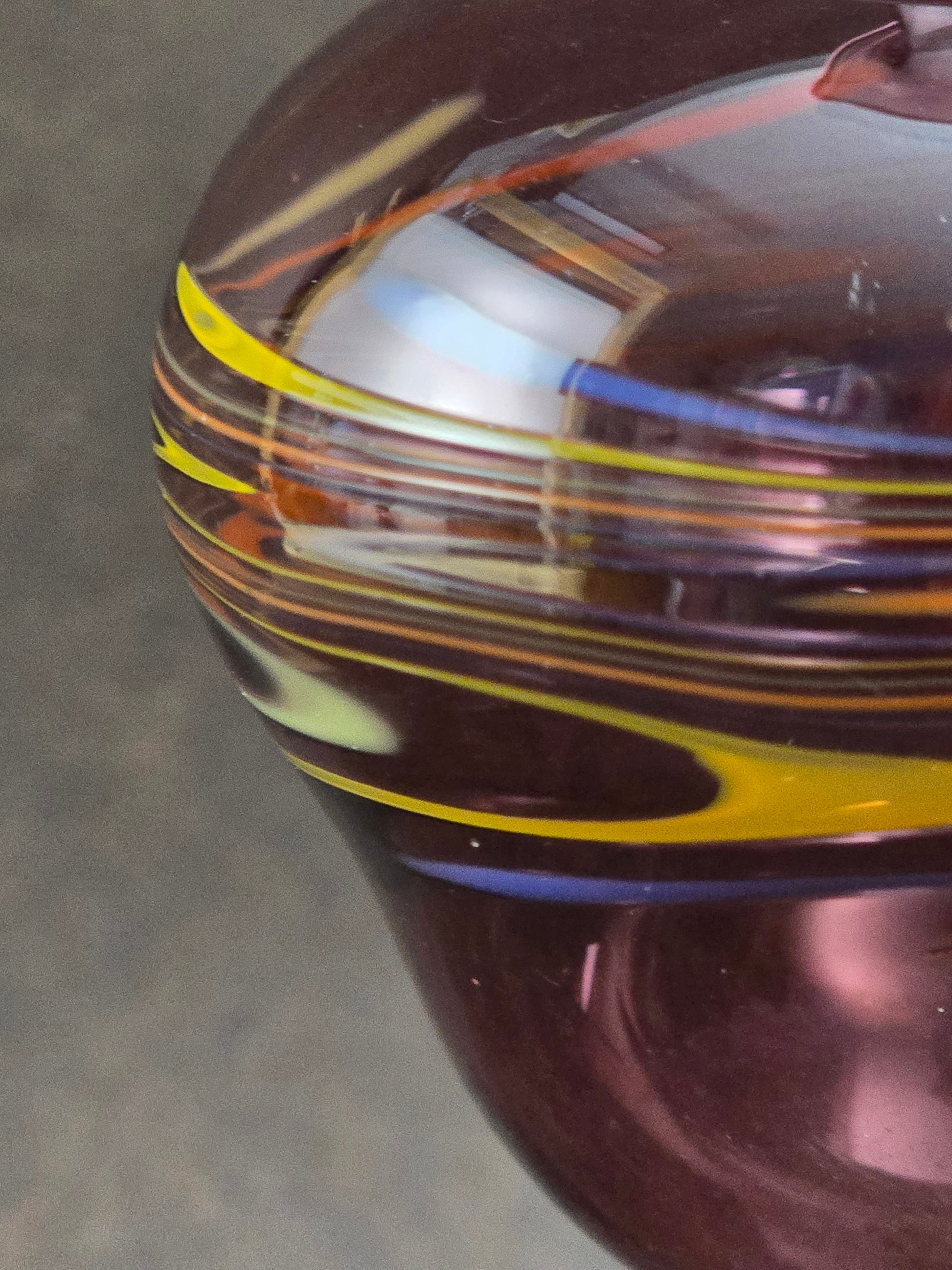 Handgeformte Vintage-Vase aus Glas mit bunten Farbwirbeln. Aus den 1970er Jahren – dekorativ & einzigartig.