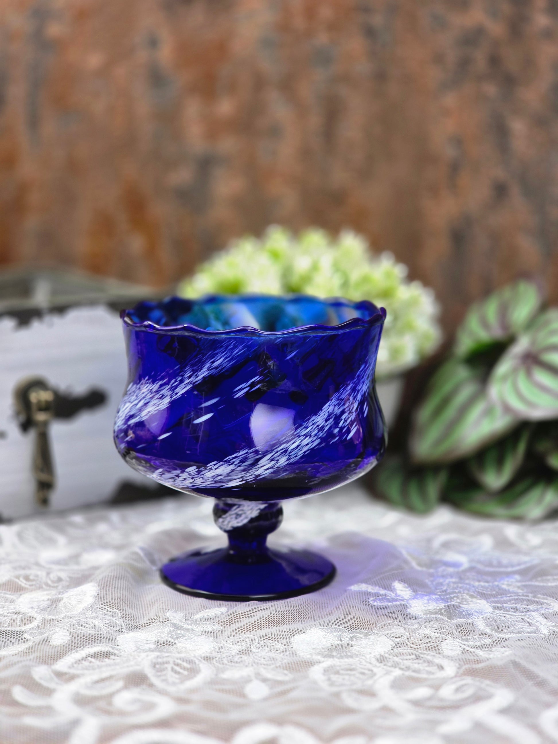 Handgeformte blaue Art-Glass-Schale auf Fuß aus Böhmen, Mid-Century-Design der 1960er Jahre, mit weißer Glasstruktur und sichtbarem Chip am Standfuß.