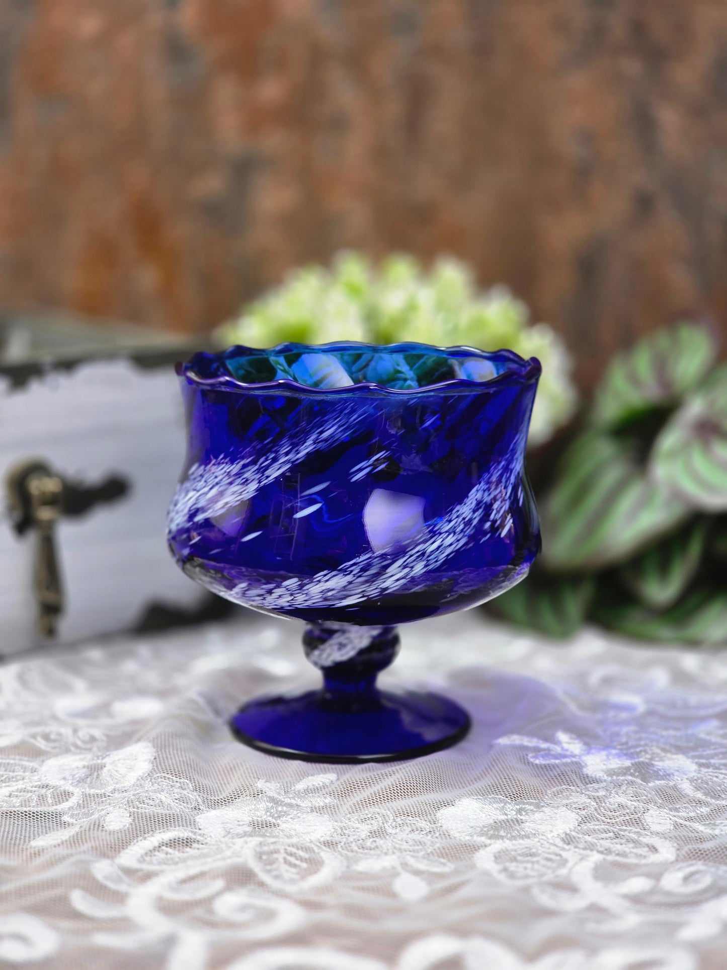 Handgeformte blaue Art-Glass-Schale auf Fuß aus Böhmen, Mid-Century-Design der 1960er Jahre, mit weißer Glasstruktur und sichtbarem Chip am Standfuß.