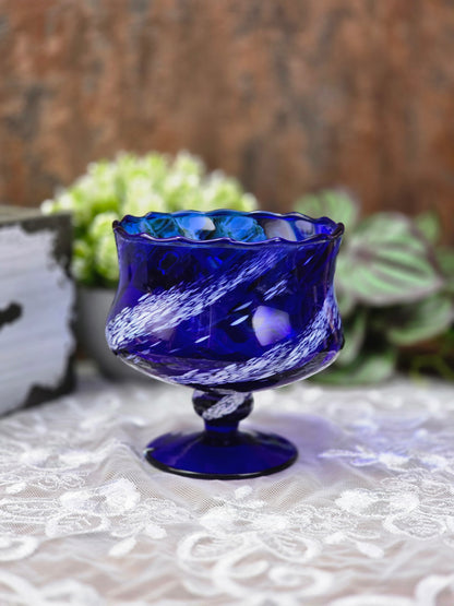 Handgeformte blaue Art-Glass-Schale auf Fuß aus Böhmen, Mid-Century-Design der 1960er Jahre, mit weißer Glasstruktur und sichtbarem Chip am Standfuß.
