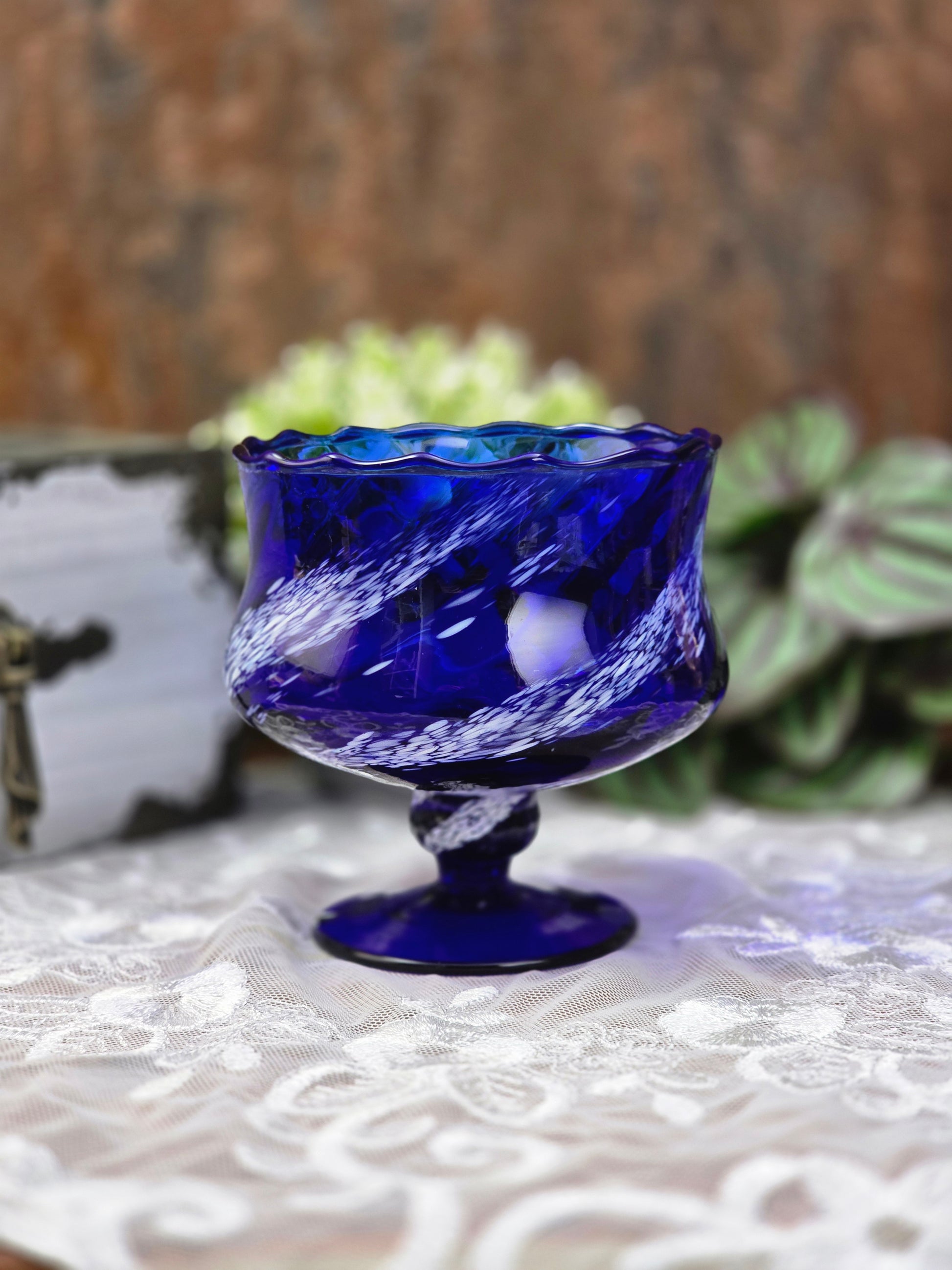Handgeformte blaue Art-Glass-Schale auf Fuß aus Böhmen, Mid-Century-Design der 1960er Jahre, mit weißer Glasstruktur und sichtbarem Chip am Standfuß.