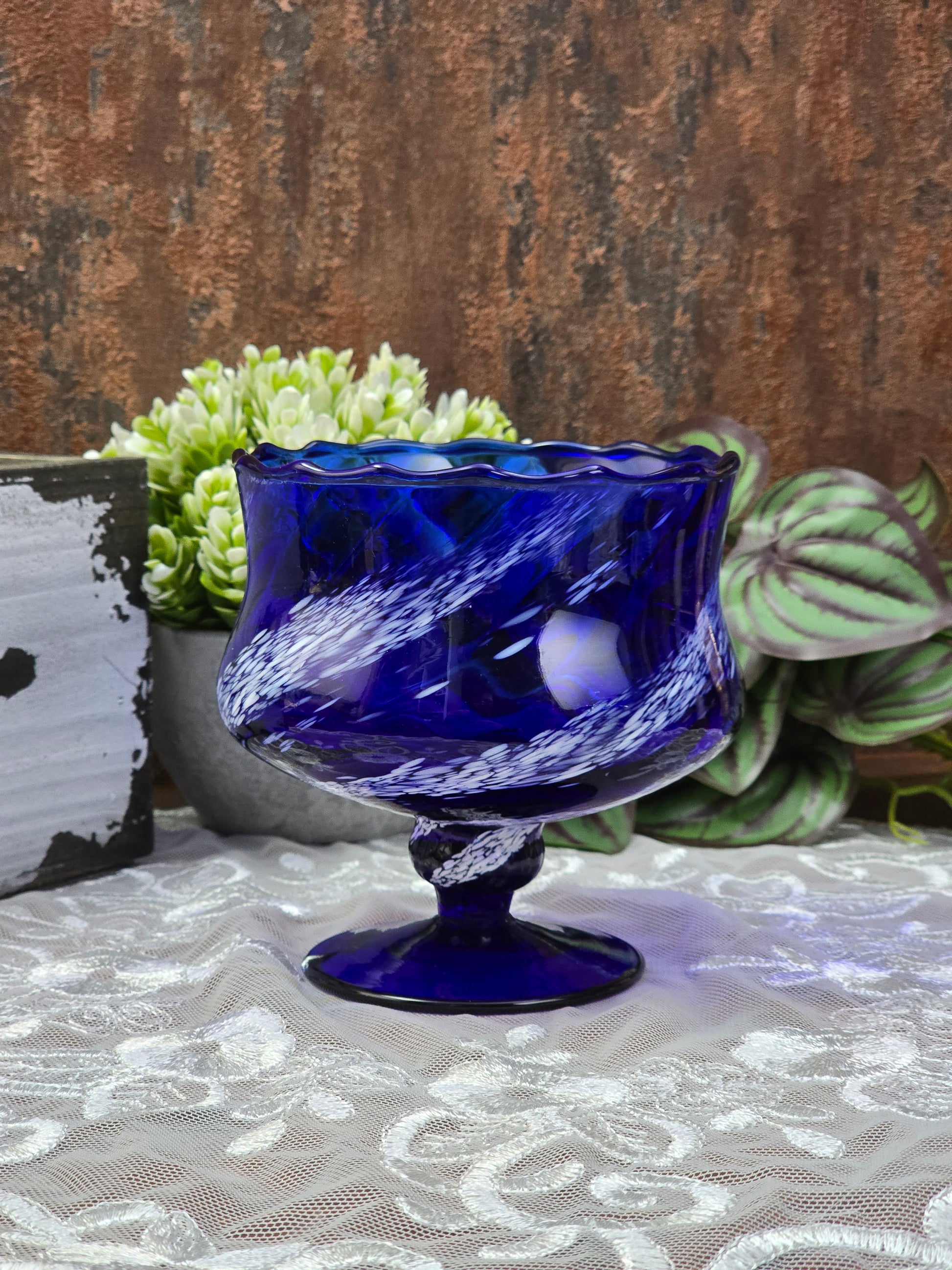 Handgeformte blaue Art-Glass-Schale auf Fuß aus Böhmen, Mid-Century-Design der 1960er Jahre, mit weißer Glasstruktur und sichtbarem Chip am Standfuß.