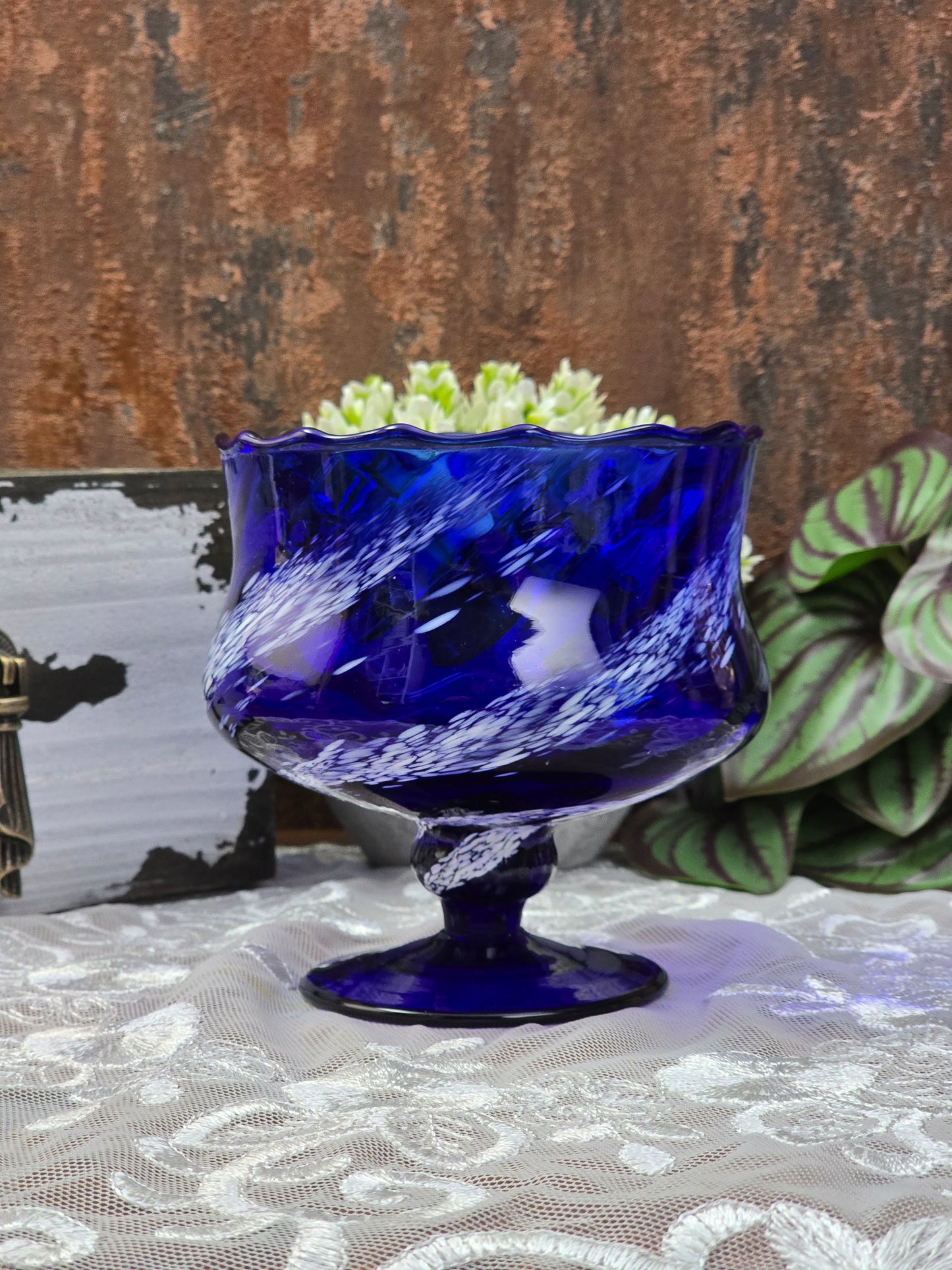 Handgeformte blaue Art-Glass-Schale auf Fuß aus Böhmen, Mid-Century-Design der 1960er Jahre, mit weißer Glasstruktur und sichtbarem Chip am Standfuß.