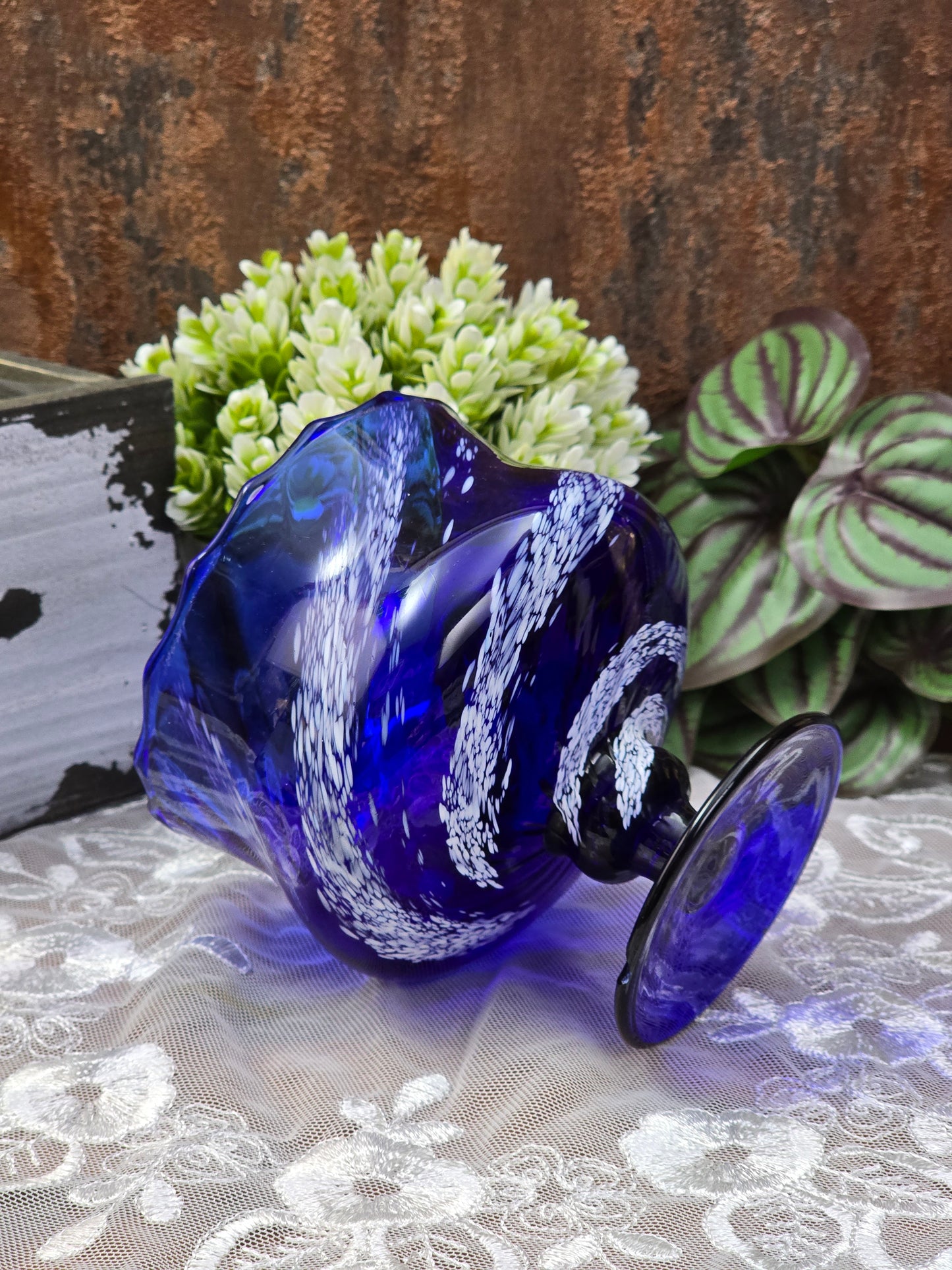 Handgeformte blaue Art-Glass-Schale auf Fuß aus Böhmen, Mid-Century-Design der 1960er Jahre, mit weißer Glasstruktur und sichtbarem Chip am Standfuß.