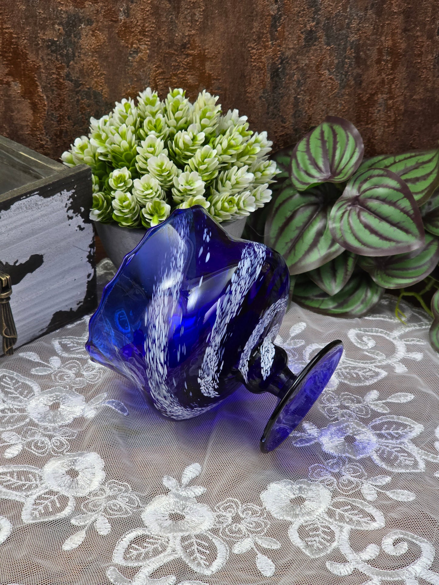 Handgeformte blaue Art-Glass-Schale auf Fuß aus Böhmen, Mid-Century-Design der 1960er Jahre, mit weißer Glasstruktur und sichtbarem Chip am Standfuß.
