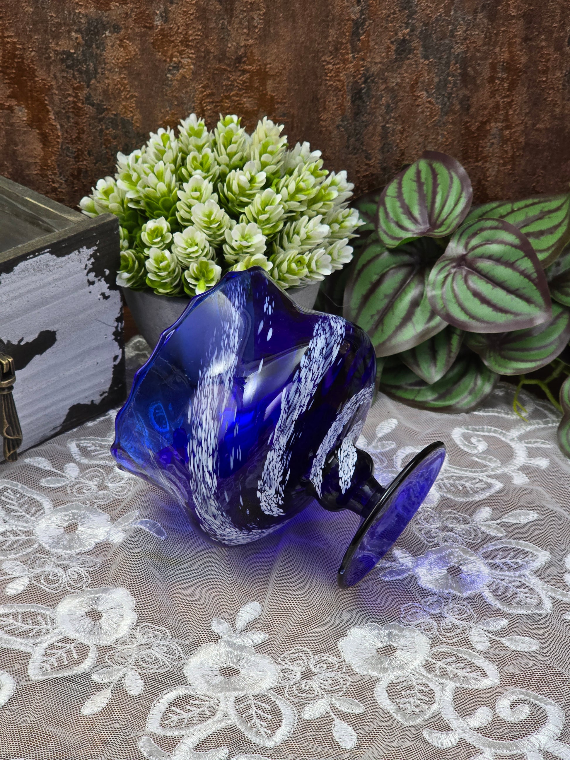 Handgeformte blaue Art-Glass-Schale auf Fuß aus Böhmen, Mid-Century-Design der 1960er Jahre, mit weißer Glasstruktur und sichtbarem Chip am Standfuß.