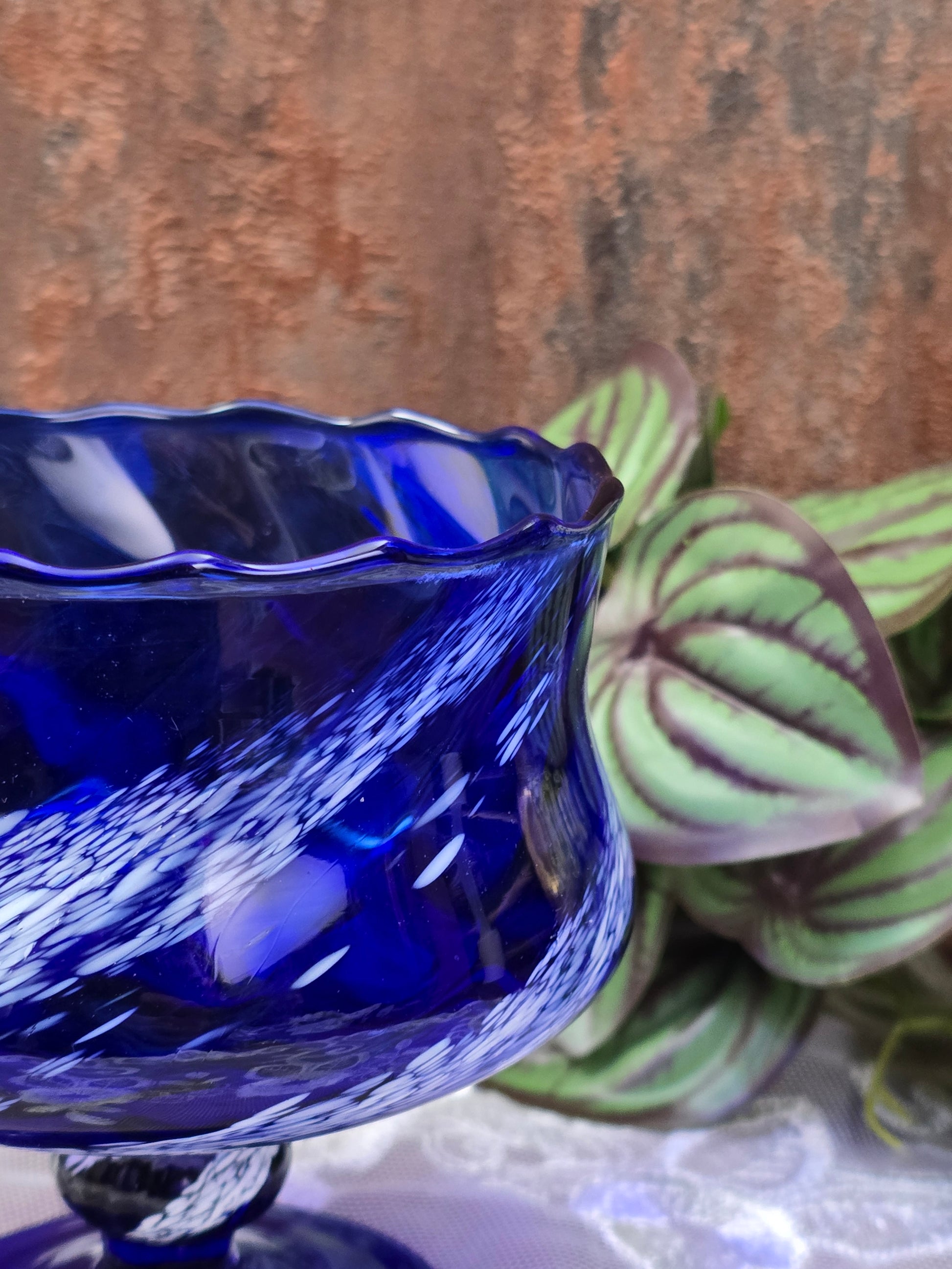 Handgeformte blaue Art-Glass-Schale auf Fuß aus Böhmen, Mid-Century-Design der 1960er Jahre, mit weißer Glasstruktur und sichtbarem Chip am Standfuß.