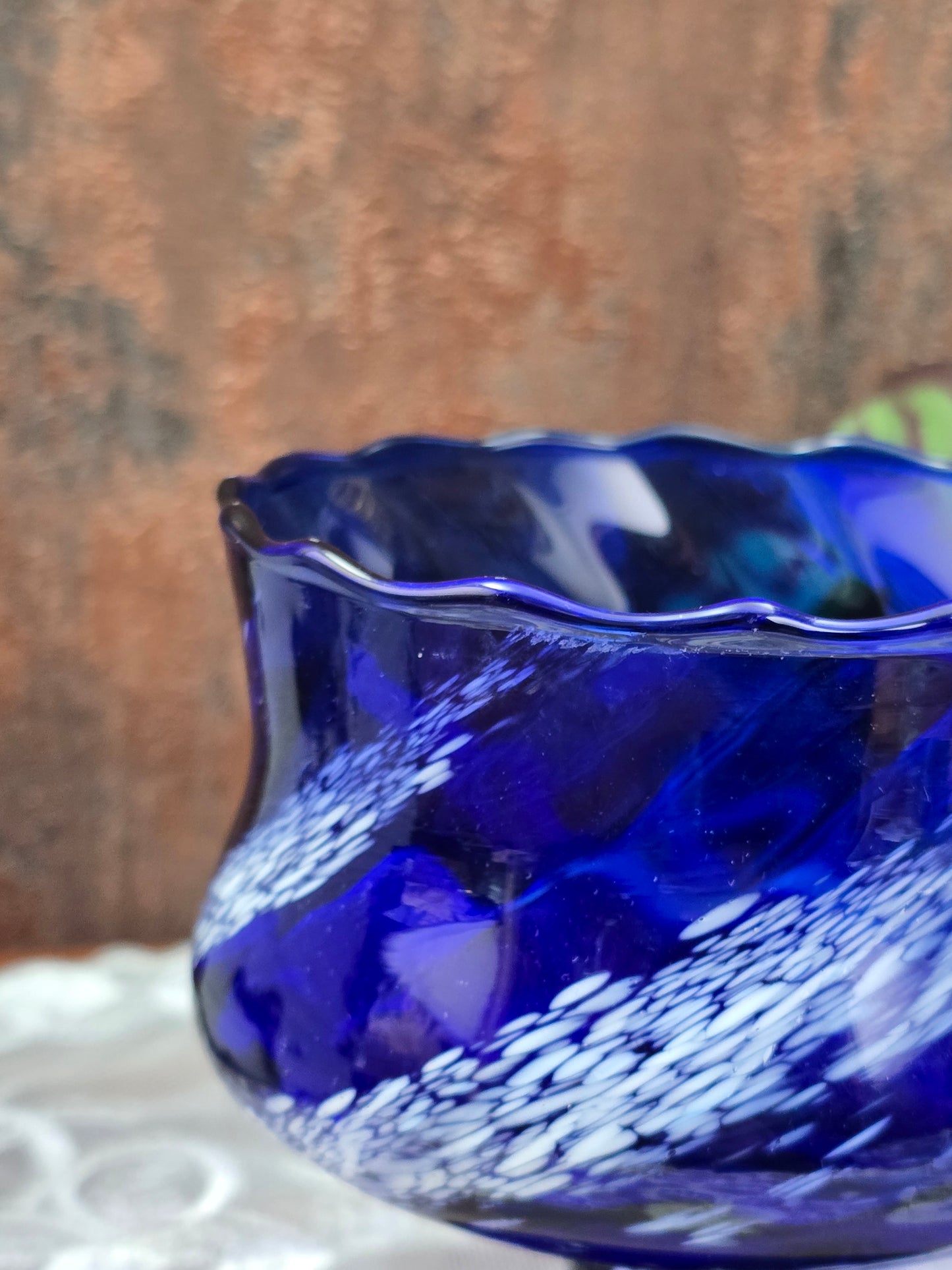 Handgeformte blaue Art-Glass-Schale auf Fuß aus Böhmen, Mid-Century-Design der 1960er Jahre, mit weißer Glasstruktur und sichtbarem Chip am Standfuß.