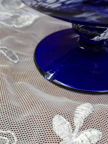 Handgeformte blaue Art-Glass-Schale auf Fuß aus Böhmen, Mid-Century-Design der 1960er Jahre, mit weißer Glasstruktur und sichtbarem Chip am Standfuß.