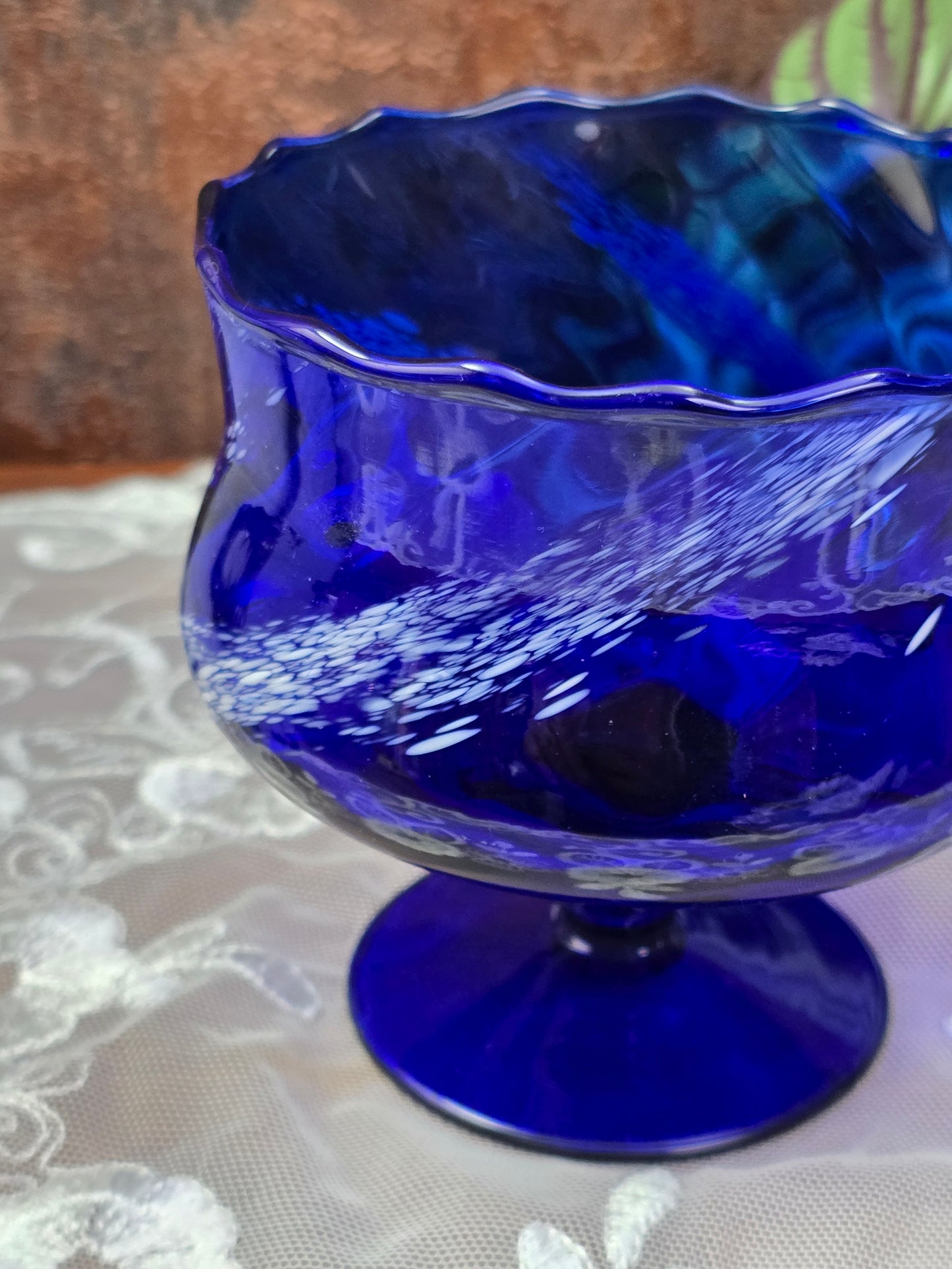 Handgeformte blaue Art-Glass-Schale auf Fuß aus Böhmen, Mid-Century-Design der 1960er Jahre, mit weißer Glasstruktur und sichtbarem Chip am Standfuß.