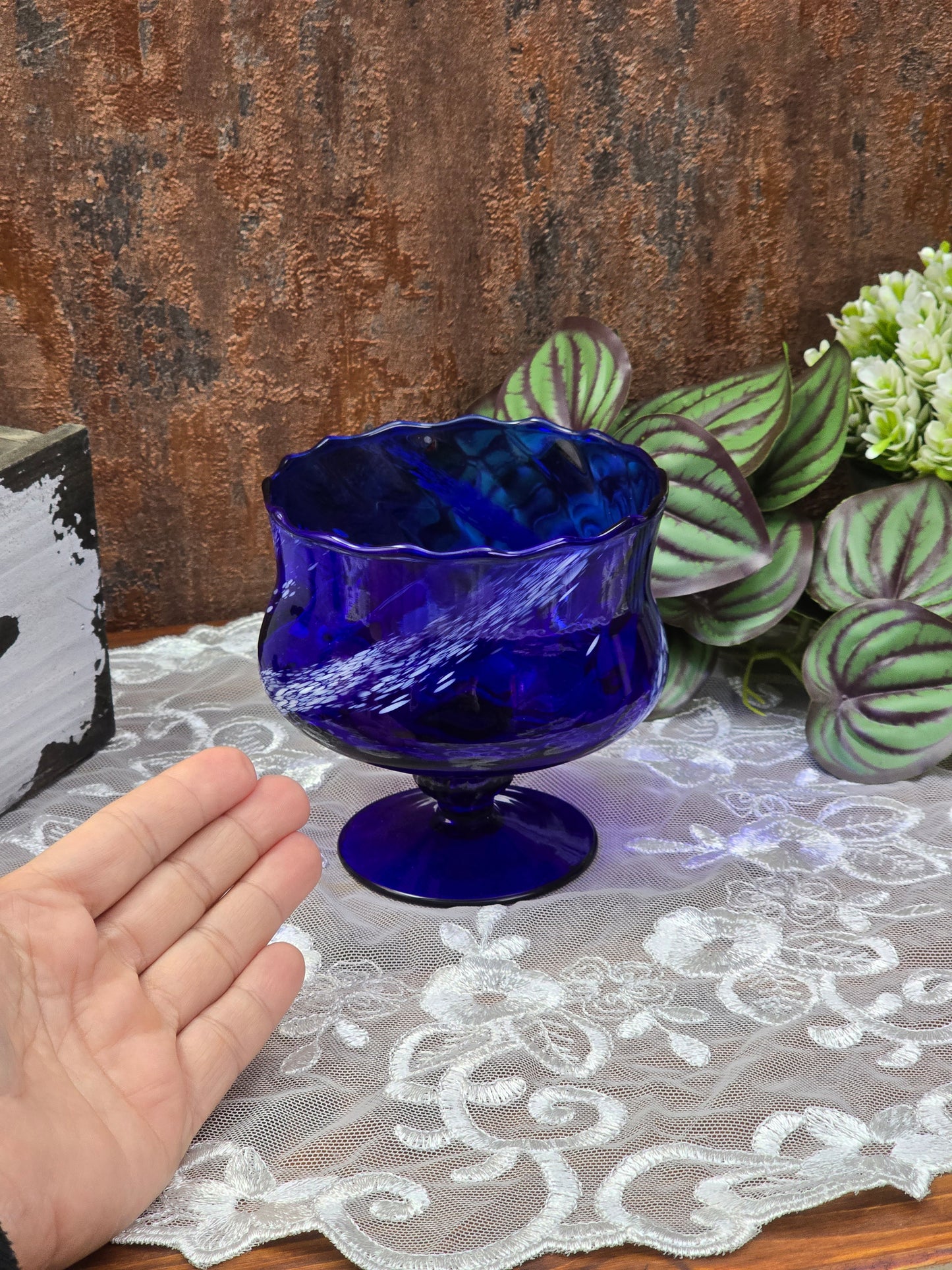 Handgeformte blaue Art-Glass-Schale auf Fuß aus Böhmen, Mid-Century-Design der 1960er Jahre, mit weißer Glasstruktur und sichtbarem Chip am Standfuß.