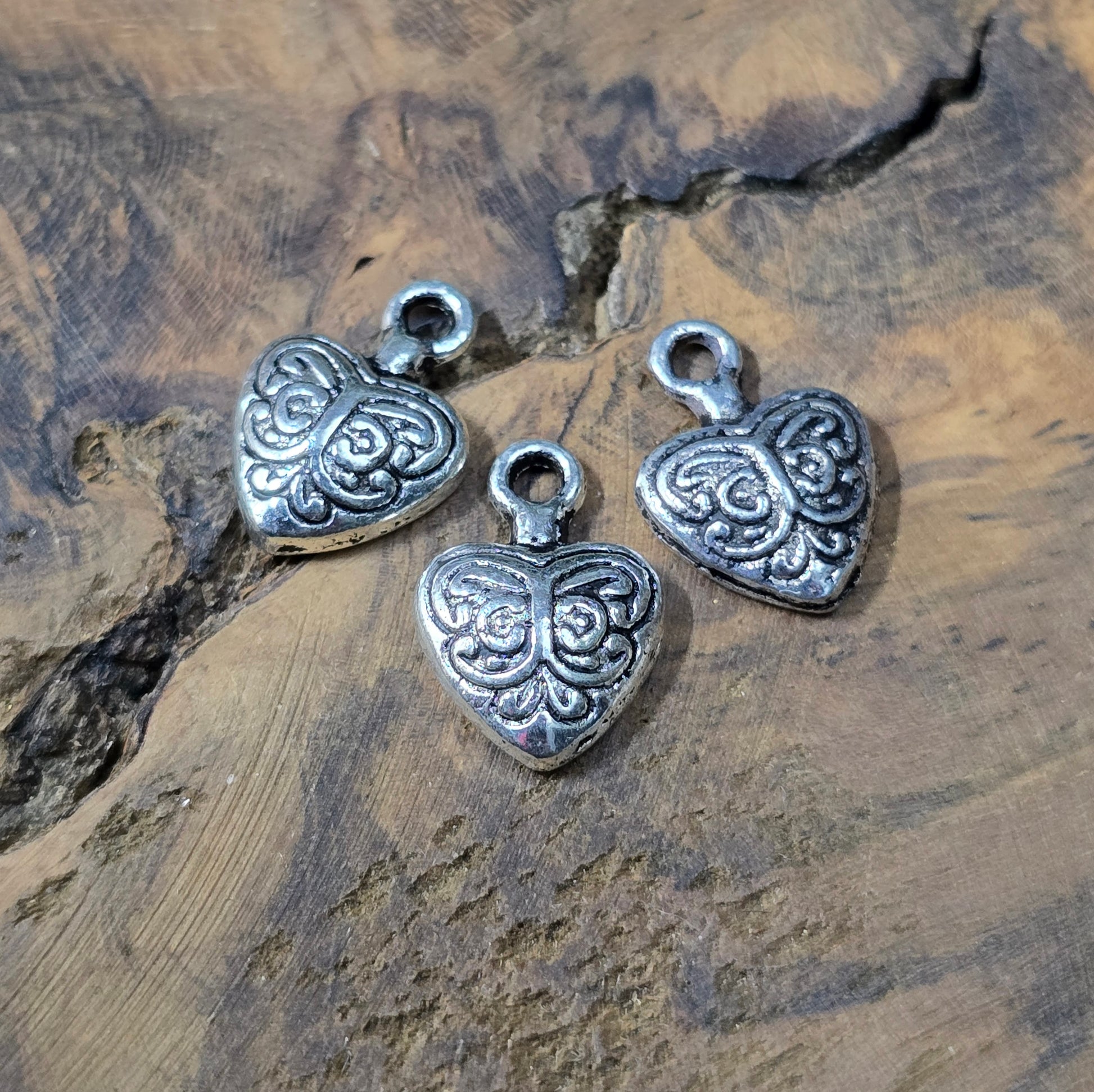 8 Herz-Anhänger mit Intarsien, antik silberfarbig. Perfekt für Trachtenschmuck, Charivari, Ethno-Designs, Armbänder & Ketten.