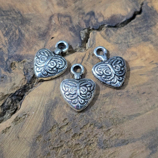 8 Herz-Anhänger mit Intarsien, antik silberfarbig. Perfekt für Trachtenschmuck, Charivari, Ethno-Designs, Armbänder & Ketten.