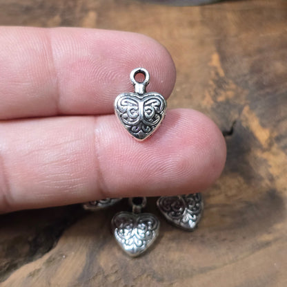 8 Herz-Anhänger mit Intarsien, antik silberfarbig. Perfekt für Trachtenschmuck, Charivari, Ethno-Designs, Armbänder & Ketten.