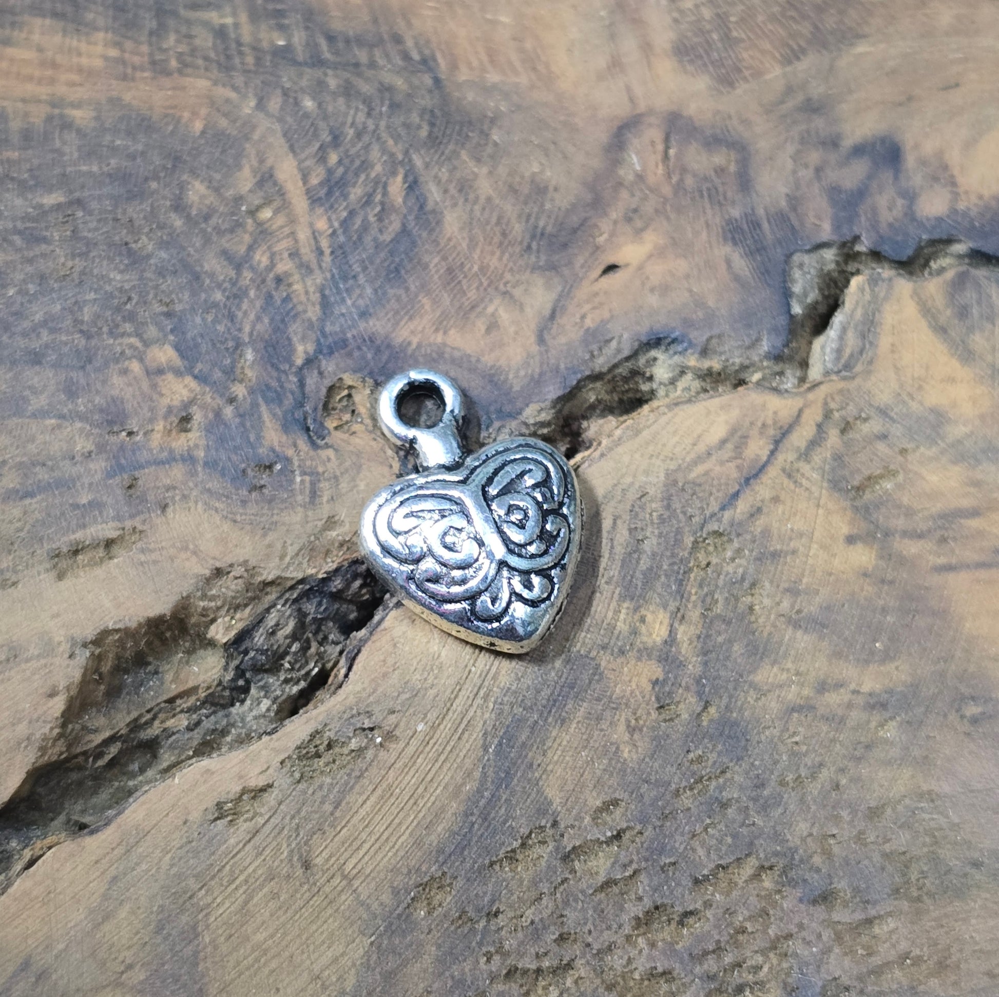 8 Herz-Anhänger mit Intarsien, antik silberfarbig. Perfekt für Trachtenschmuck, Charivari, Ethno-Designs, Armbänder & Ketten.