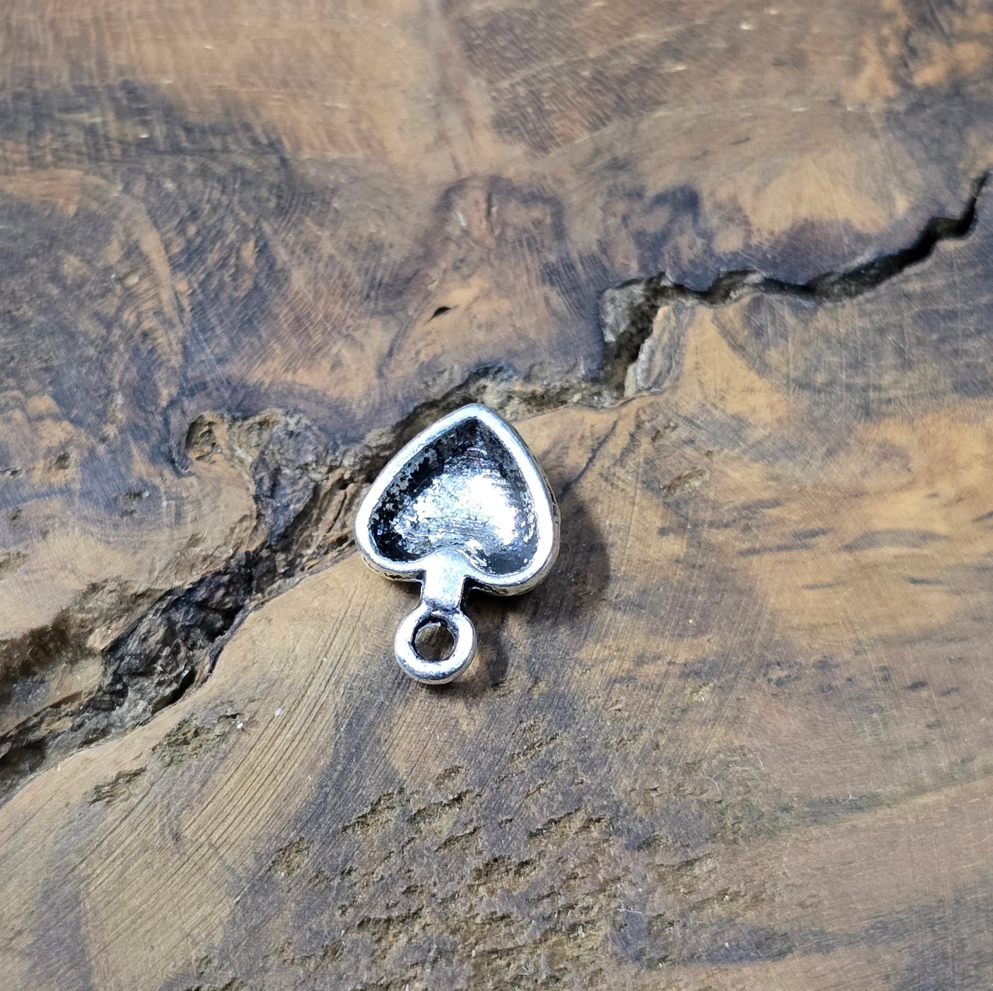 8 Herz-Anhänger mit Intarsien, antik silberfarbig. Perfekt für Trachtenschmuck, Charivari, Ethno-Designs, Armbänder & Ketten.