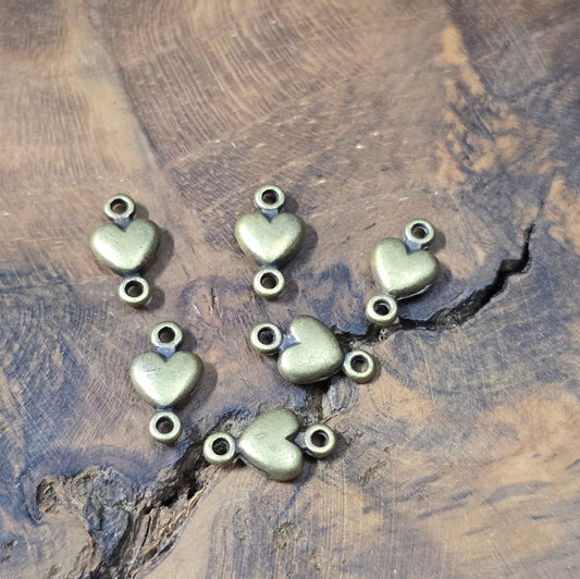 12 filigrane Herz-Verbinder in Antik-Bronze (9,7 x 5,5 mm) – perfekt für romantische Armbänder, Ketten und DIY-Schmuck.
