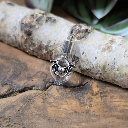 Herzförmige Glasphiole mit Fledermausflügeln, befüllbar, DIY-Schmuckanhänger für Gothic- und Fantasy-Designs
