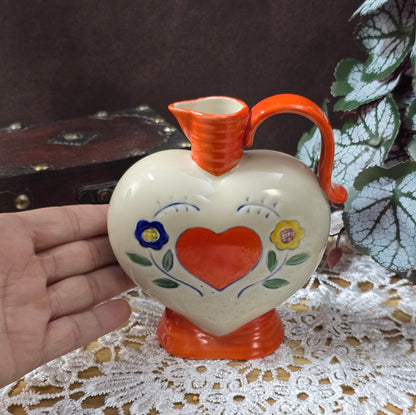 Herzförmiger Keramikkrug von Arno Fischer Ilmenau, 1960er/70er, Mid-Century DDR-Keramik mit Blumen- und Herzmotiv, Vintage-Deko.