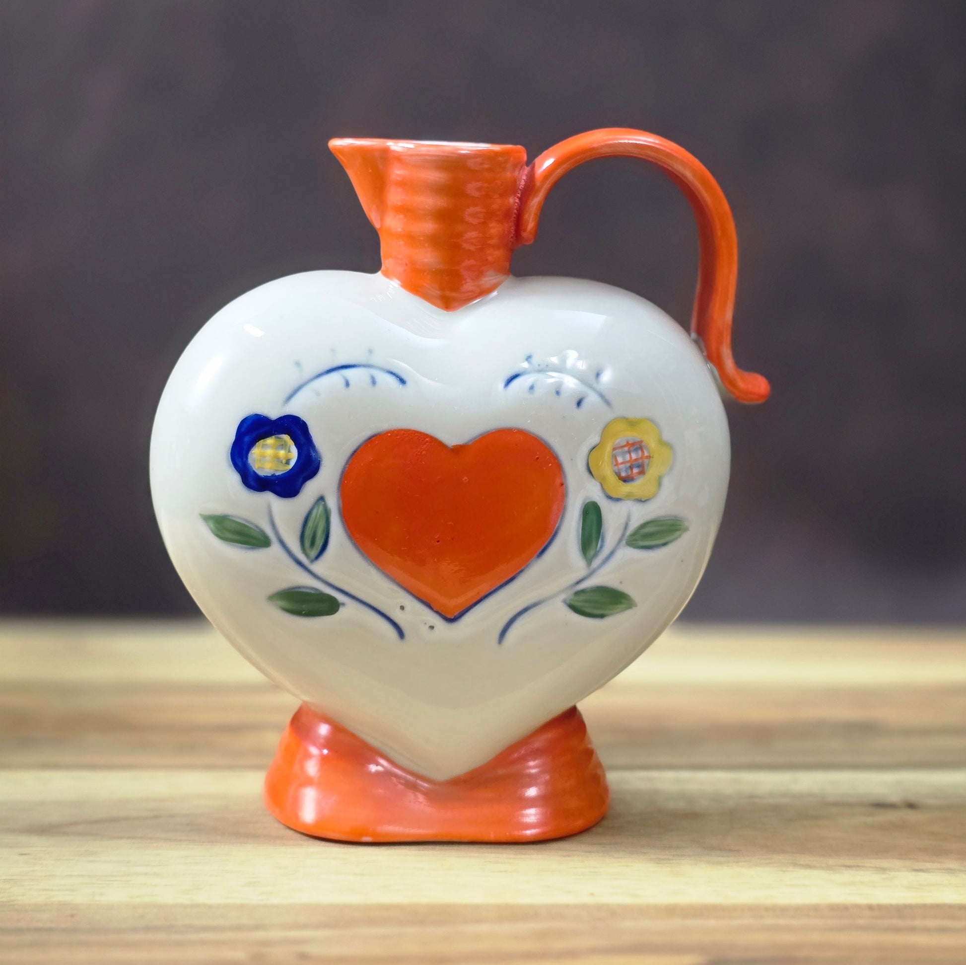 Herzförmiger Keramikkrug von Arno Fischer Ilmenau, 1960er/70er, Mid-Century DDR-Keramik mit Blumen- und Herzmotiv, Vintage-Deko.