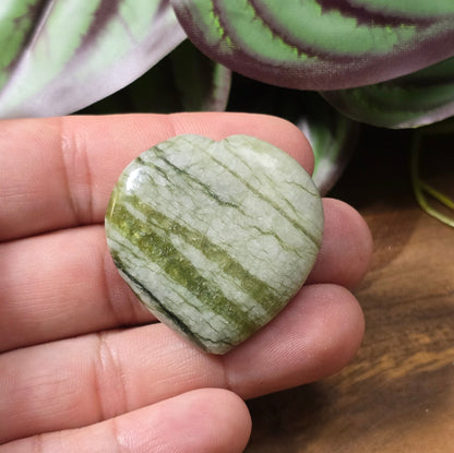 Grüne Herzperle aus Serpentin, 36 x 35 mm, gebohrt – perfekt als Anhänger oder Centerpiece. Unikat für Schmuckherstellung, geliefert wird die abgebildete Perle.