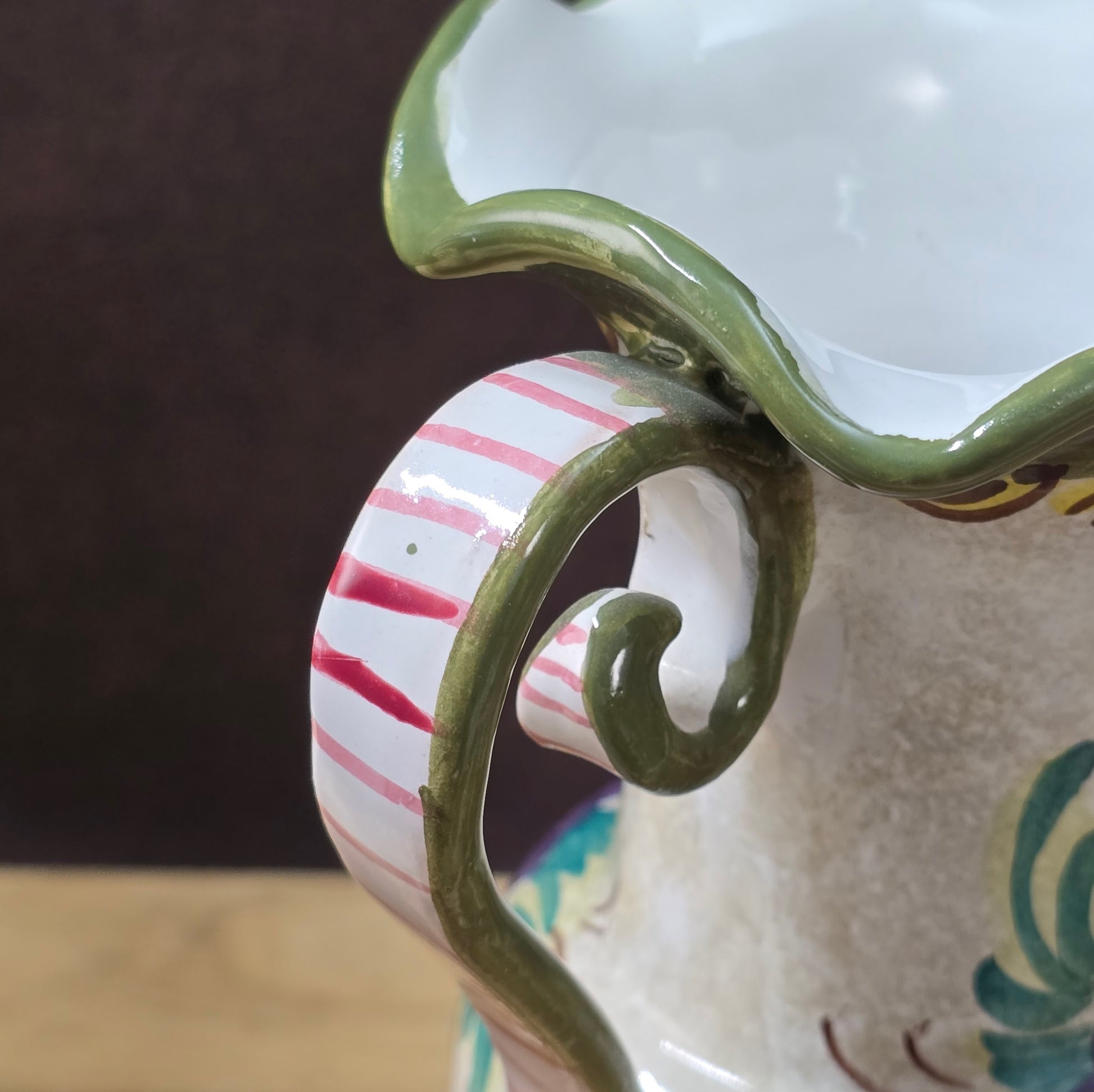 Italienische Amphoren-Vase, handbemalt, Mid-Century 1950er/1960er, florale Keramik mit Craquelé-Glasur.