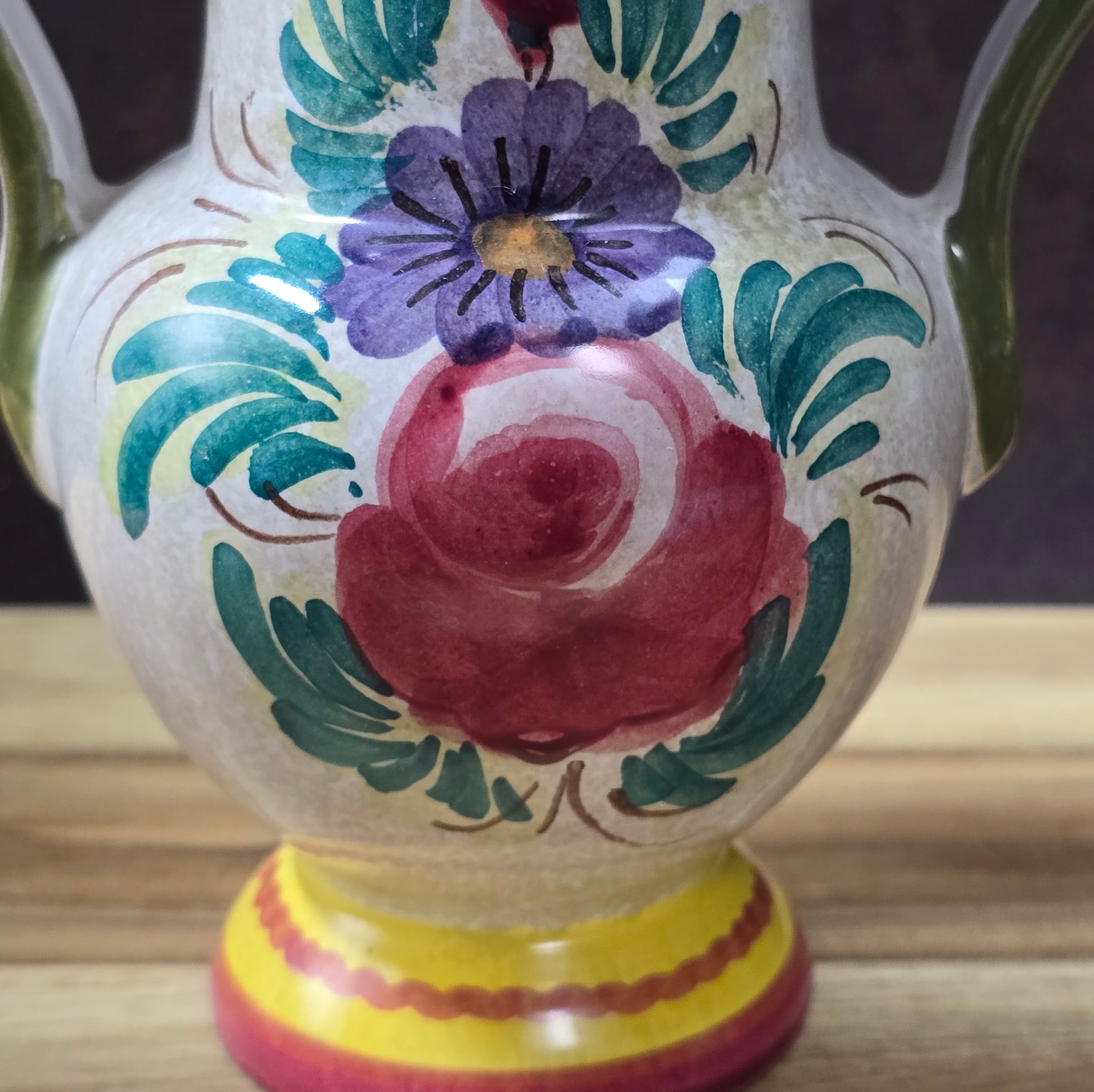 Italienische Amphoren-Vase, handbemalt, Mid-Century 1950er/1960er, florale Keramik mit Craquelé-Glasur.