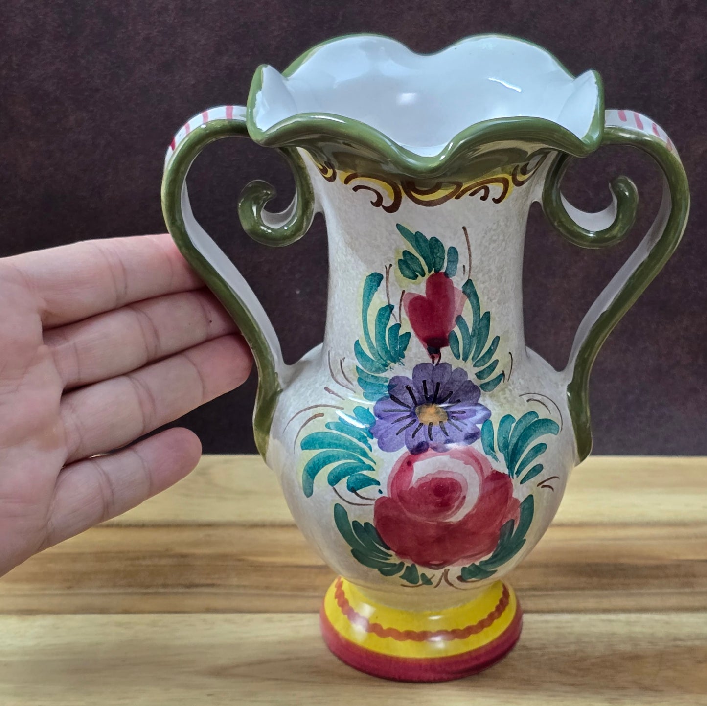 Italienische Amphoren-Vase, handbemalt, Mid-Century 1950er/1960er, florale Keramik mit Craquelé-Glasur.