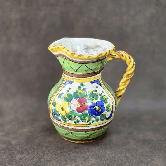 Handbemalter Deruta-Keramikkrug mit Blumenmuster und gedrehtem Henkel, mediterraner Vintage-Majolika in Grün und Gelb, ca. 1960er–1980er