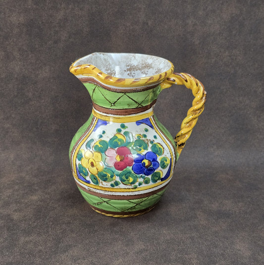 Handbemalter Deruta-Keramikkrug mit Blumenmuster und gedrehtem Henkel, mediterraner Vintage-Majolika in Grün und Gelb, ca. 1960er–1980er