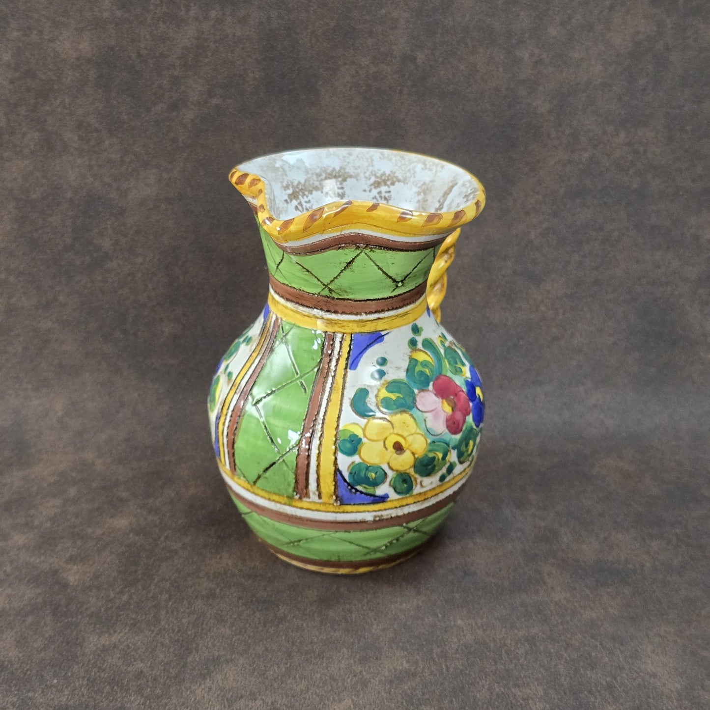 Handbemalter Deruta-Keramikkrug mit Blumenmuster und gedrehtem Henkel, mediterraner Vintage-Majolika in Grün und Gelb, ca. 1960er–1980er