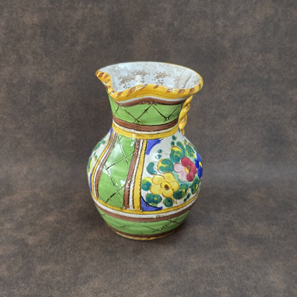 Handbemalter Deruta-Keramikkrug mit Blumenmuster und gedrehtem Henkel, mediterraner Vintage-Majolika in Grün und Gelb, ca. 1960er–1980er