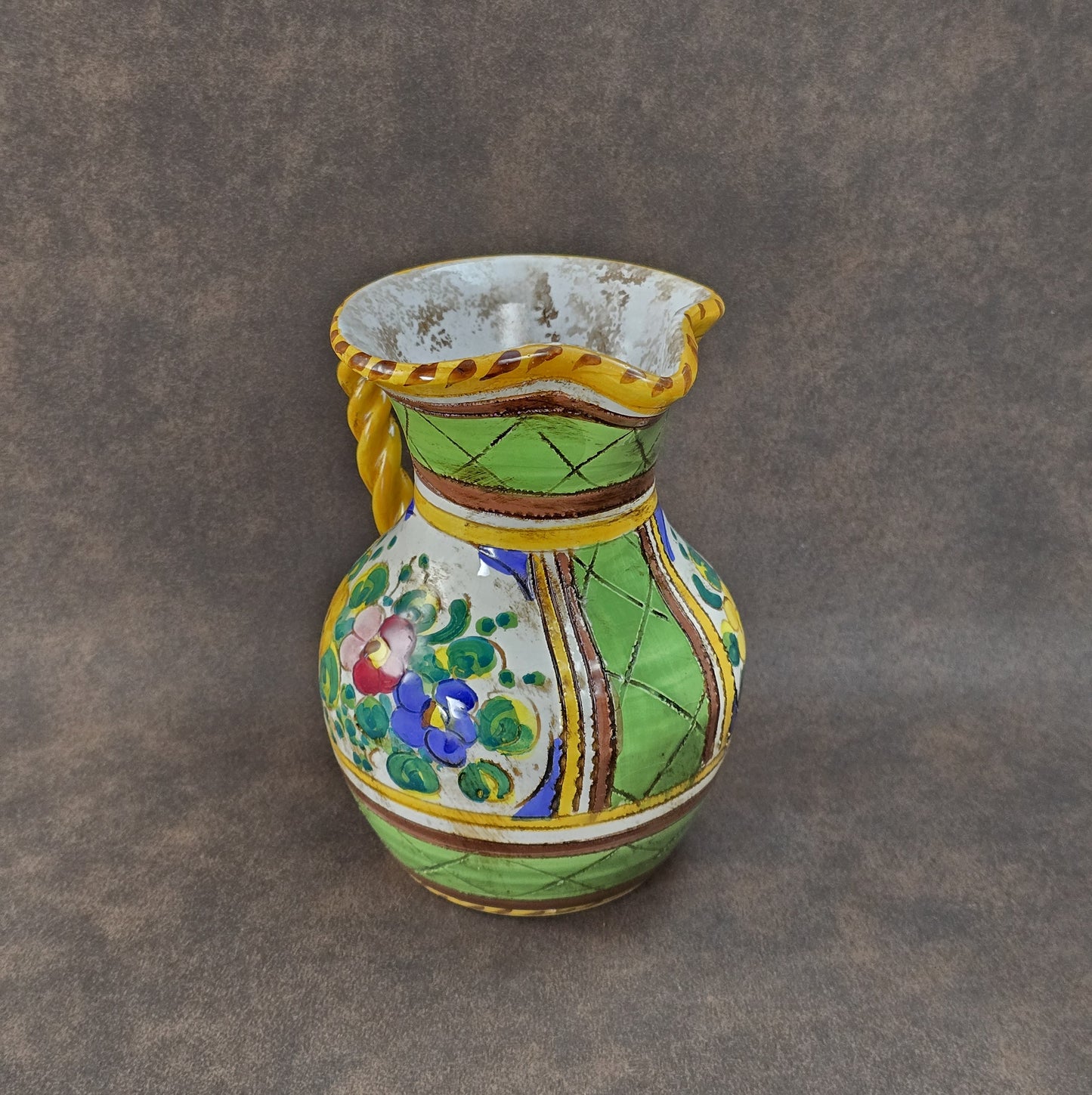 Handbemalter Deruta-Keramikkrug mit Blumenmuster und gedrehtem Henkel, mediterraner Vintage-Majolika in Grün und Gelb, ca. 1960er–1980er