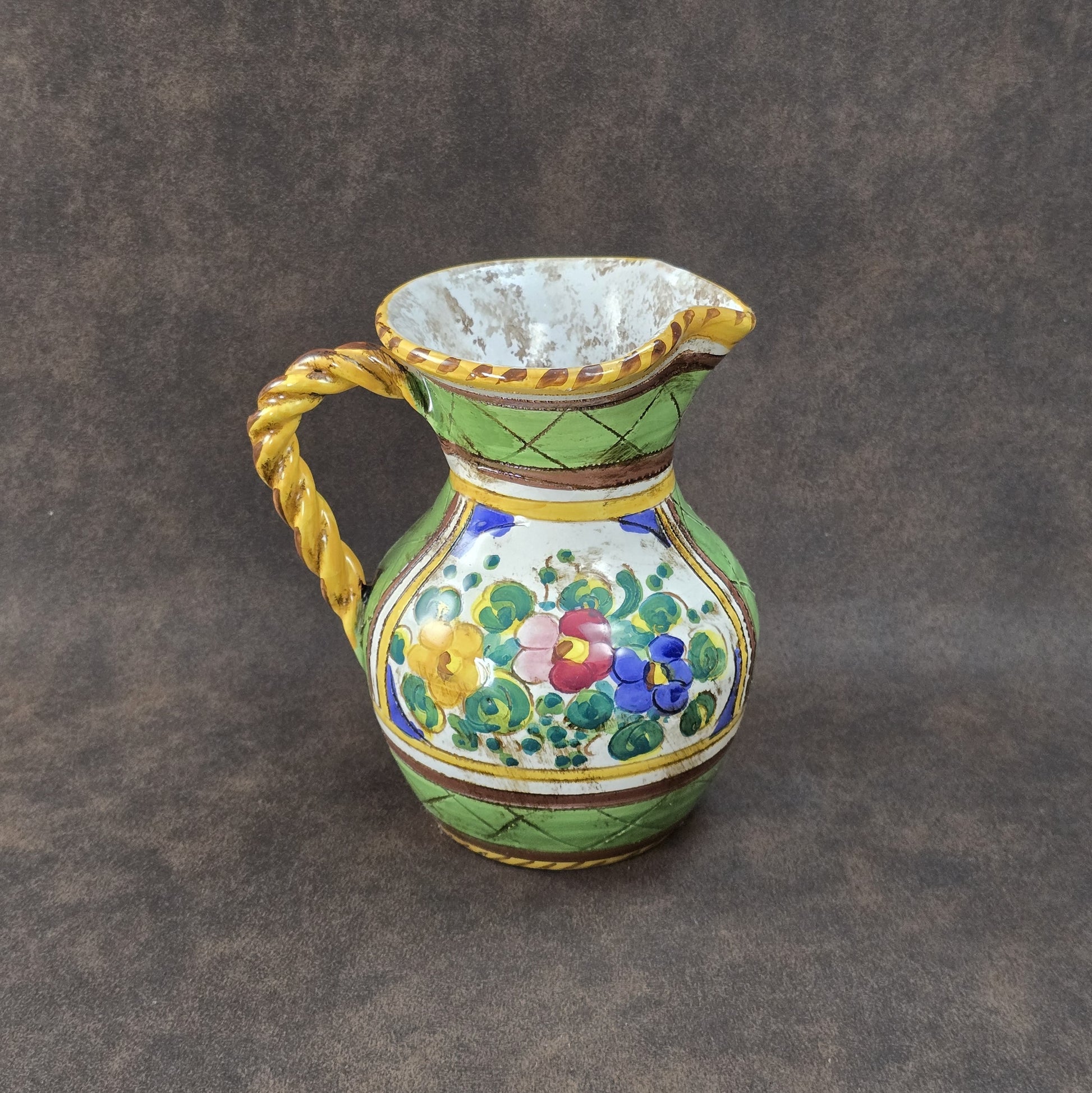 Handbemalter Deruta-Keramikkrug mit Blumenmuster und gedrehtem Henkel, mediterraner Vintage-Majolika in Grün und Gelb, ca. 1960er–1980er