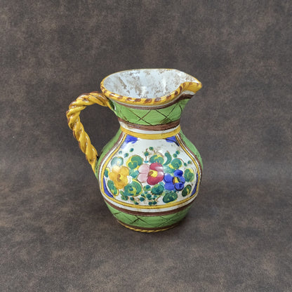 Handbemalter Deruta-Keramikkrug mit Blumenmuster und gedrehtem Henkel, mediterraner Vintage-Majolika in Grün und Gelb, ca. 1960er–1980er