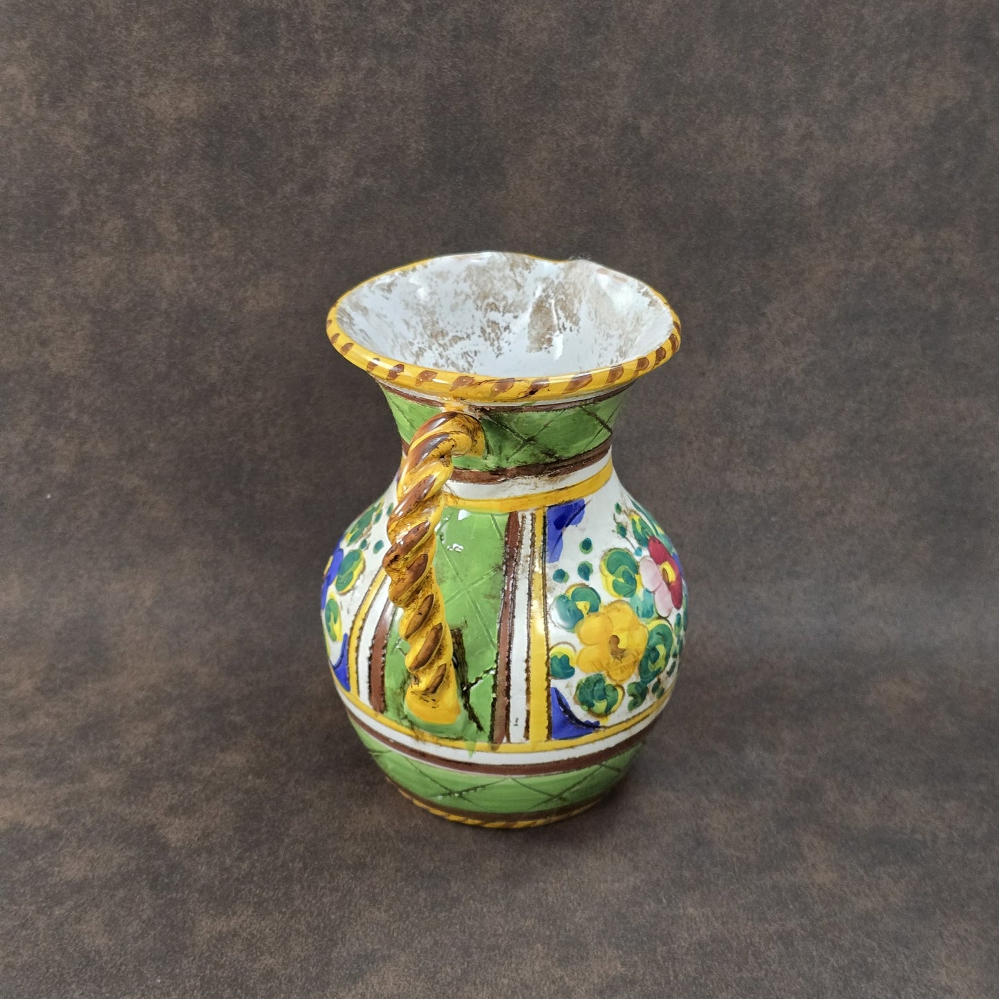 Handbemalter Deruta-Keramikkrug mit Blumenmuster und gedrehtem Henkel, mediterraner Vintage-Majolika in Grün und Gelb, ca. 1960er–1980er