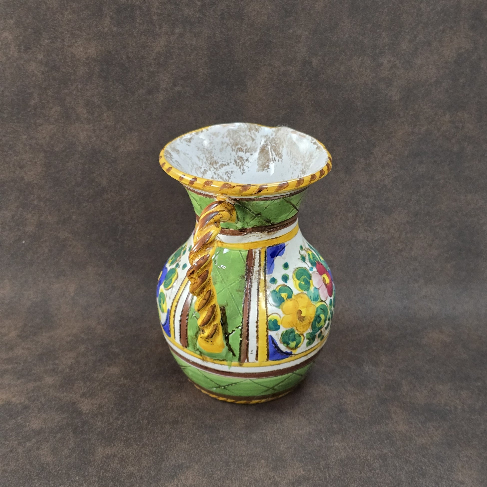 Handbemalter Deruta-Keramikkrug mit Blumenmuster und gedrehtem Henkel, mediterraner Vintage-Majolika in Grün und Gelb, ca. 1960er–1980er