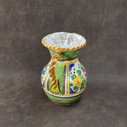 Handbemalter Deruta-Keramikkrug mit Blumenmuster und gedrehtem Henkel, mediterraner Vintage-Majolika in Grün und Gelb, ca. 1960er–1980er