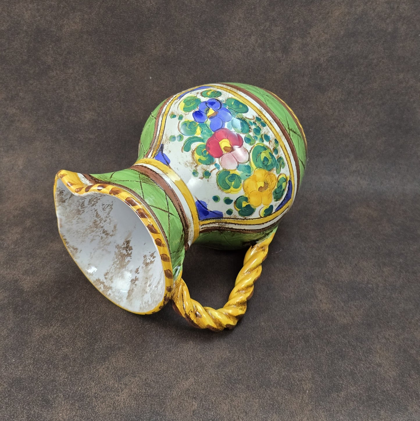 Handbemalter Deruta-Keramikkrug mit Blumenmuster und gedrehtem Henkel, mediterraner Vintage-Majolika in Grün und Gelb, ca. 1960er–1980er
