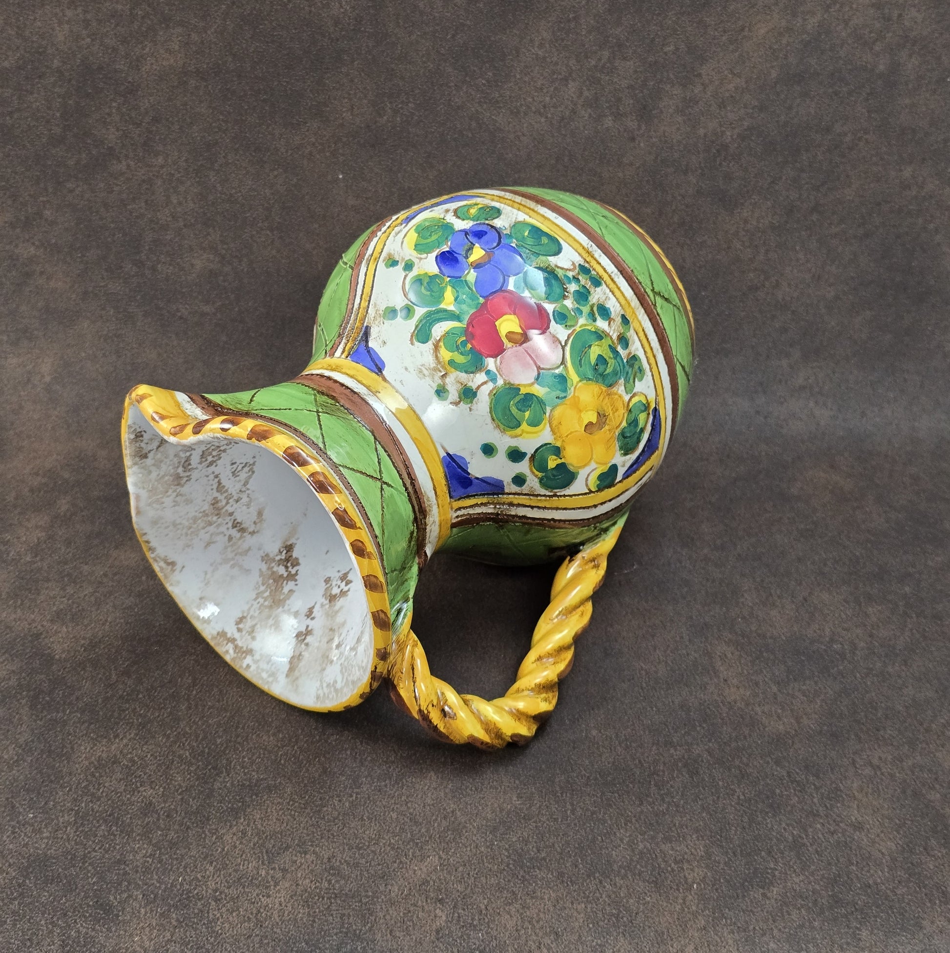 Handbemalter Deruta-Keramikkrug mit Blumenmuster und gedrehtem Henkel, mediterraner Vintage-Majolika in Grün und Gelb, ca. 1960er–1980er