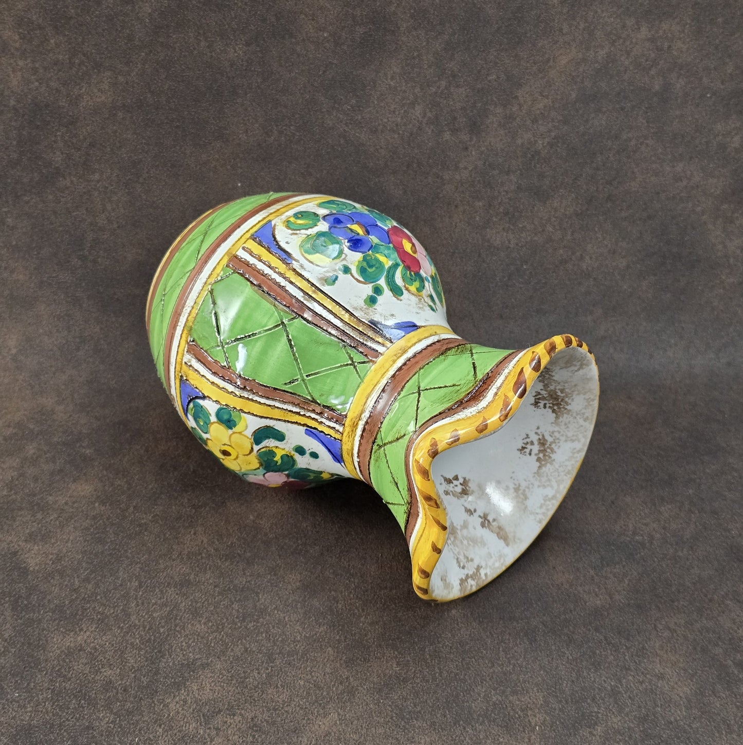 Handbemalter Deruta-Keramikkrug mit Blumenmuster und gedrehtem Henkel, mediterraner Vintage-Majolika in Grün und Gelb, ca. 1960er–1980er