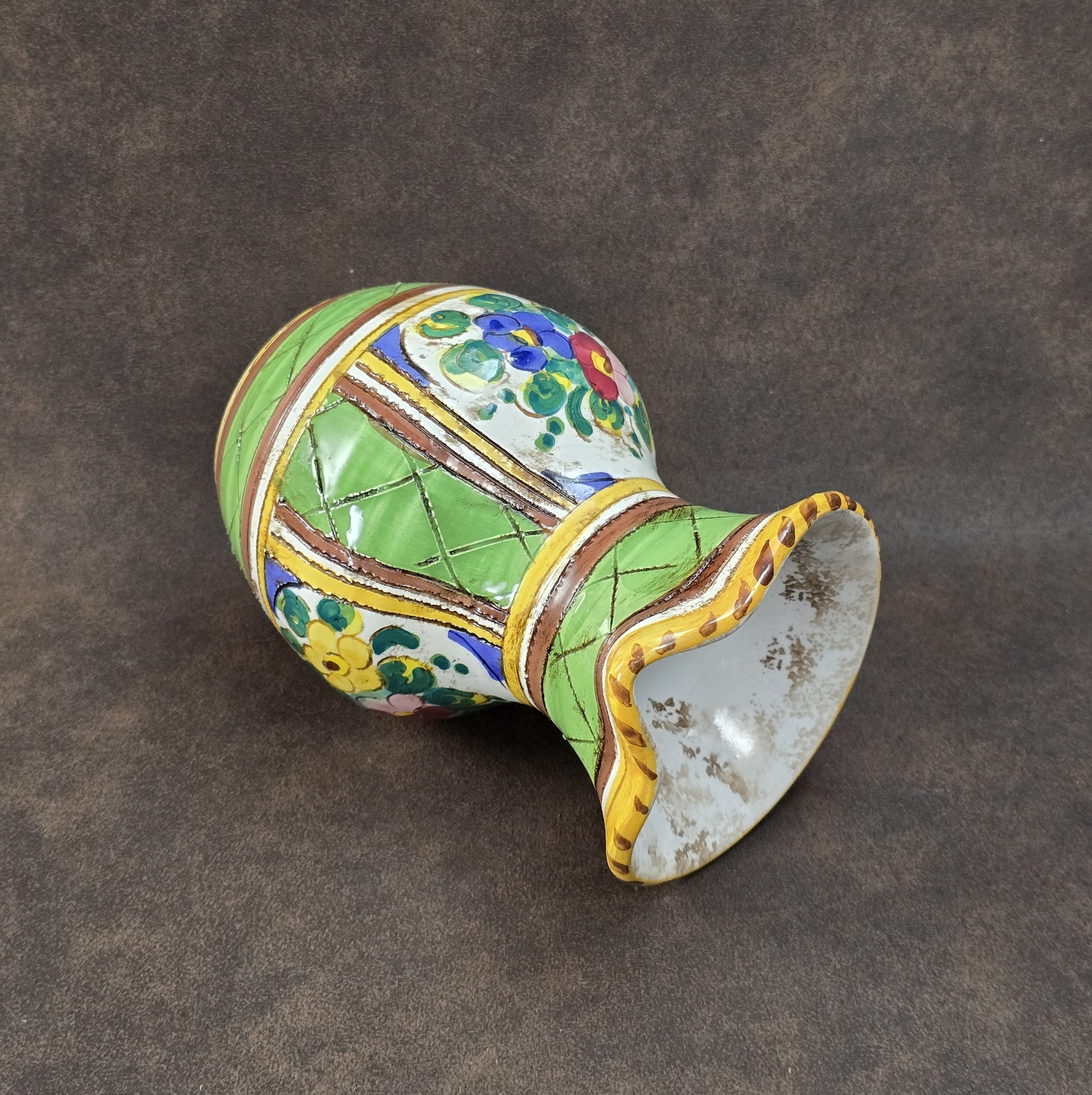 Handbemalter Deruta-Keramikkrug mit Blumenmuster und gedrehtem Henkel, mediterraner Vintage-Majolika in Grün und Gelb, ca. 1960er–1980er