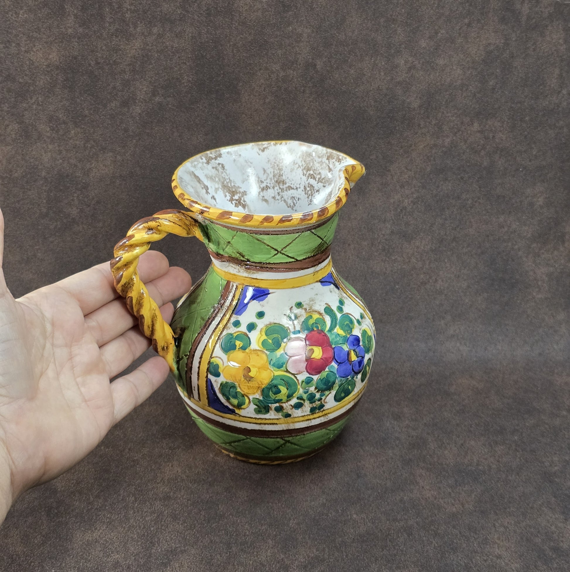 Handbemalter Deruta-Keramikkrug mit Blumenmuster und gedrehtem Henkel, mediterraner Vintage-Majolika in Grün und Gelb, ca. 1960er–1980er