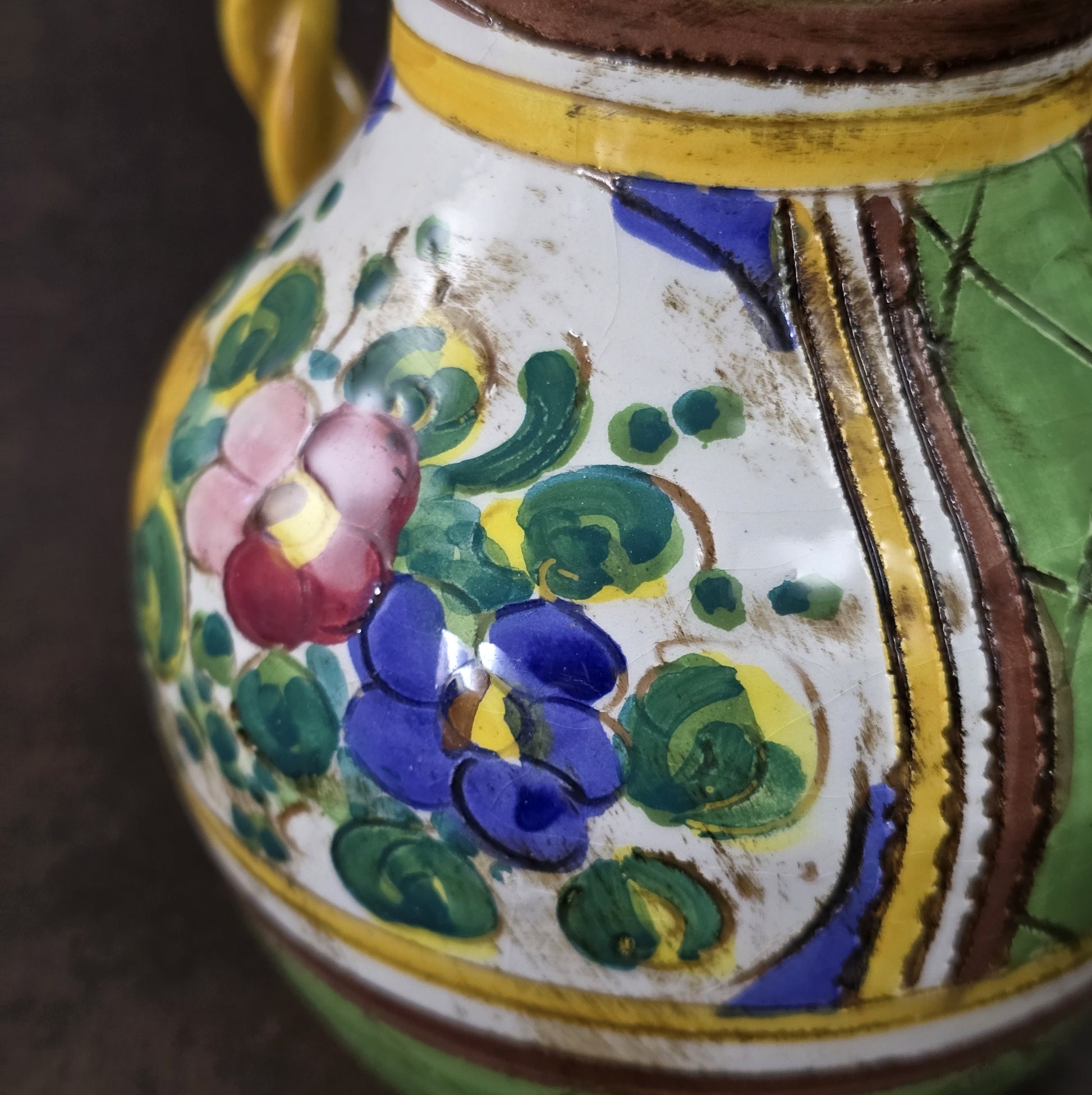 Handbemalter Deruta-Keramikkrug mit Blumenmuster und gedrehtem Henkel, mediterraner Vintage-Majolika in Grün und Gelb, ca. 1960er–1980er
