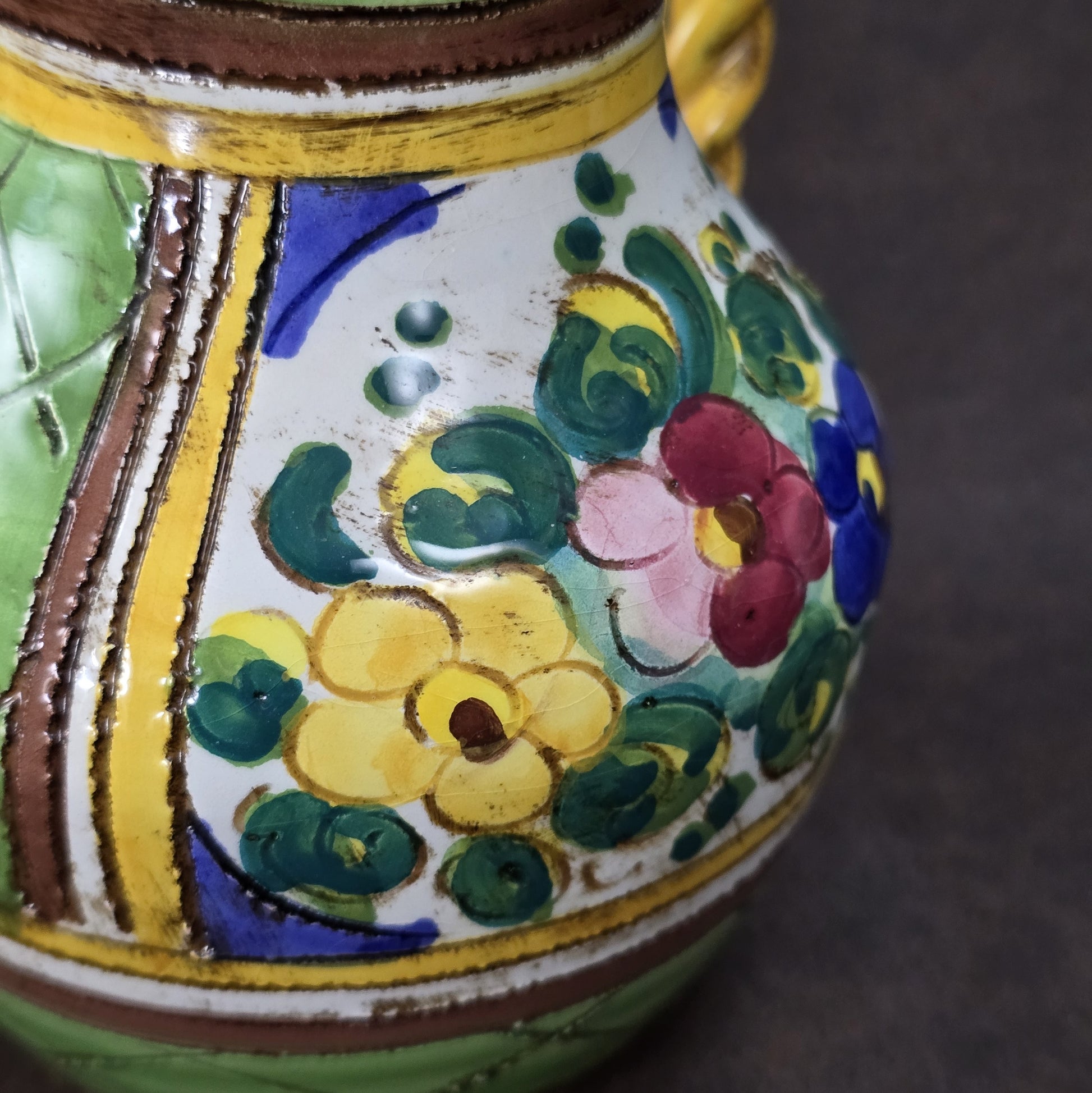 Handbemalter Deruta-Keramikkrug mit Blumenmuster und gedrehtem Henkel, mediterraner Vintage-Majolika in Grün und Gelb, ca. 1960er–1980er