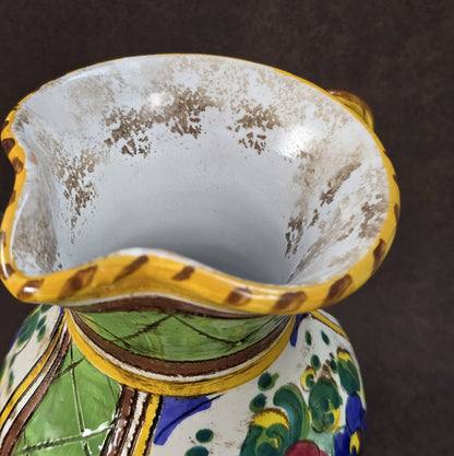 Handbemalter Deruta-Keramikkrug mit Blumenmuster und gedrehtem Henkel, mediterraner Vintage-Majolika in Grün und Gelb, ca. 1960er–1980er