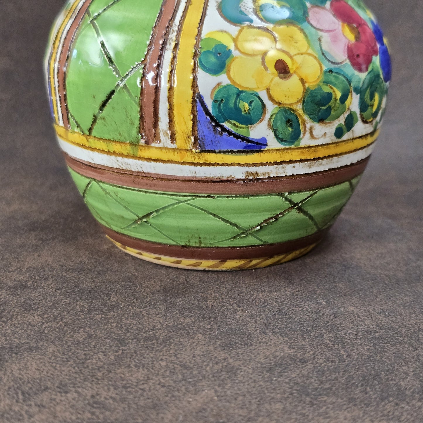 Handbemalter Deruta-Keramikkrug mit Blumenmuster und gedrehtem Henkel, mediterraner Vintage-Majolika in Grün und Gelb, ca. 1960er–1980er