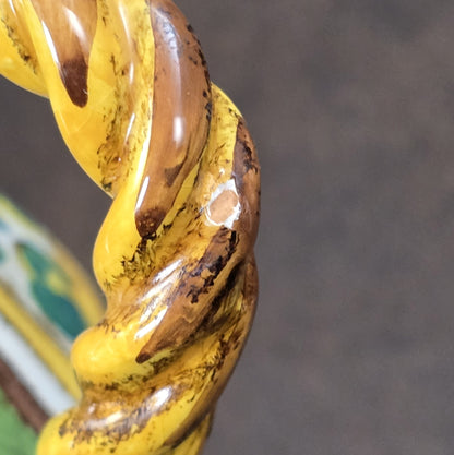 Handbemalter Deruta-Keramikkrug mit Blumenmuster und gedrehtem Henkel, mediterraner Vintage-Majolika in Grün und Gelb, ca. 1960er–1980er