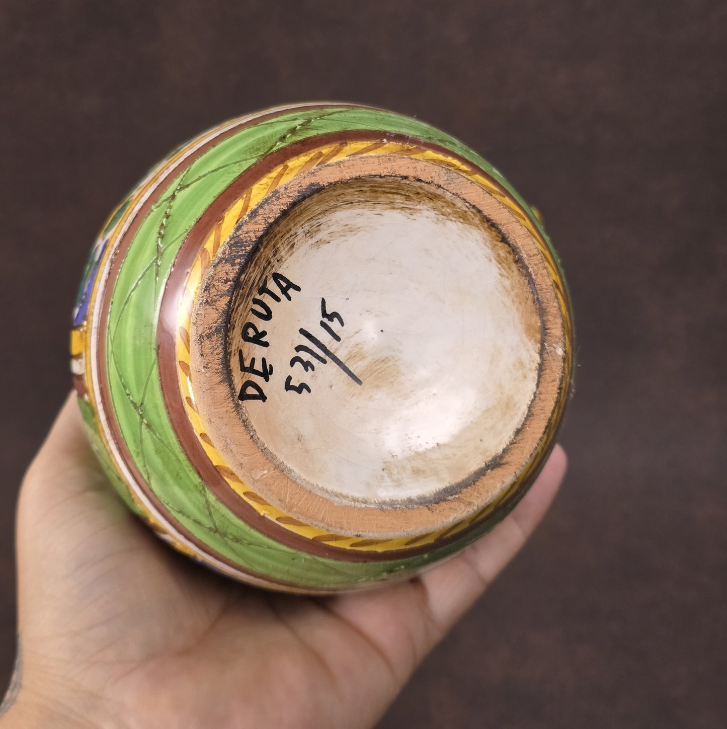 Handbemalter Deruta-Keramikkrug mit Blumenmuster und gedrehtem Henkel, mediterraner Vintage-Majolika in Grün und Gelb, ca. 1960er–1980er